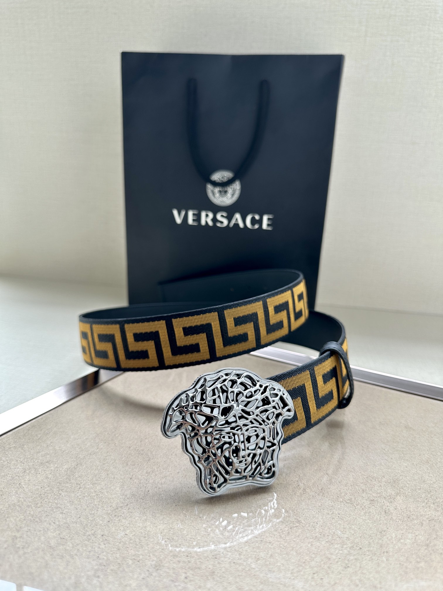   带宽3.8cm VERSACE（范思哲）此款缎带腰带风格十分休闲，饰有标志性希腊回纹图案，可搭配休闲
