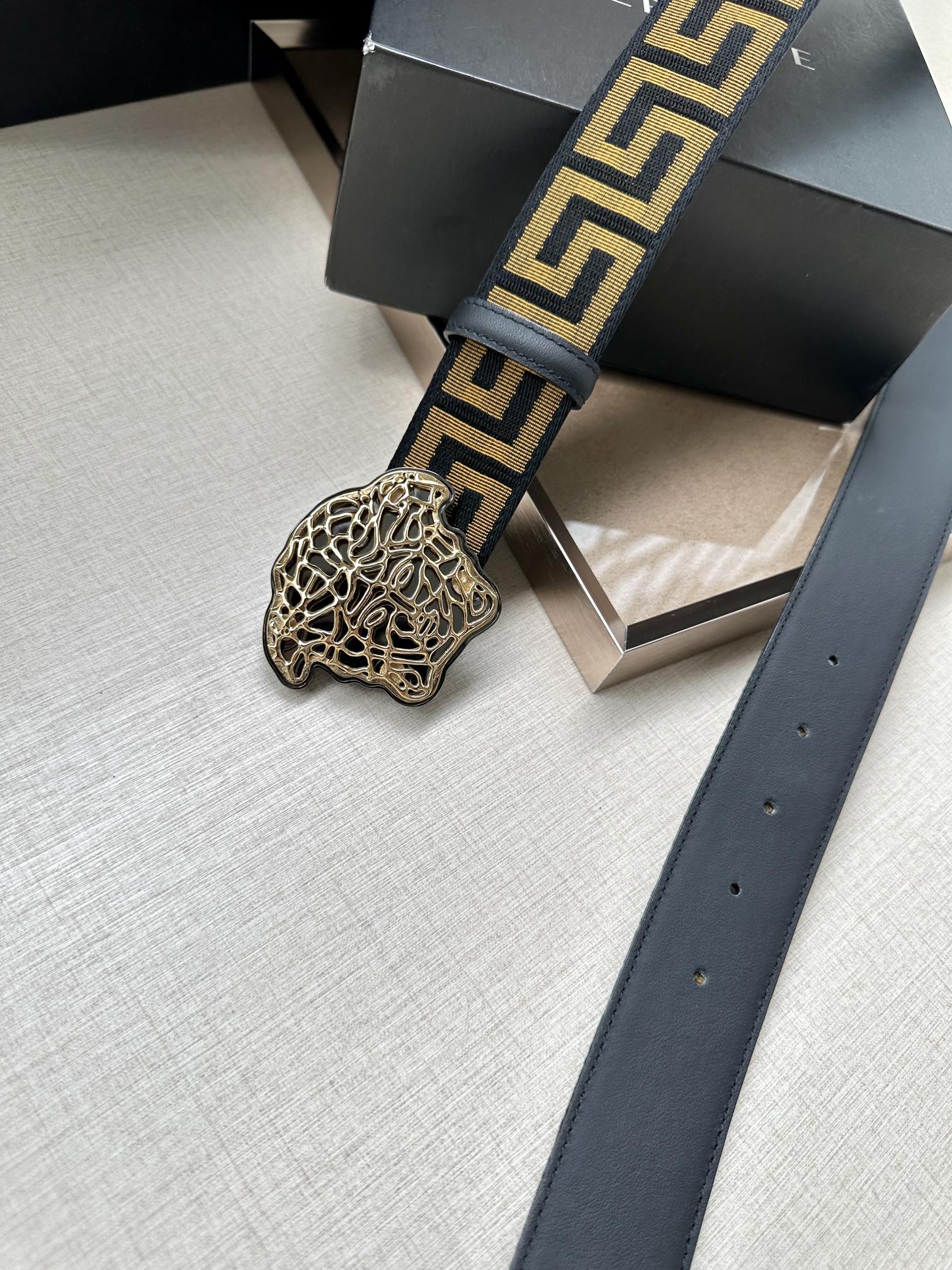   带宽3.8cm VERSACE（范思哲）此款缎带腰带风格十分休闲，饰有标志性希腊回纹图案，可搭配休闲