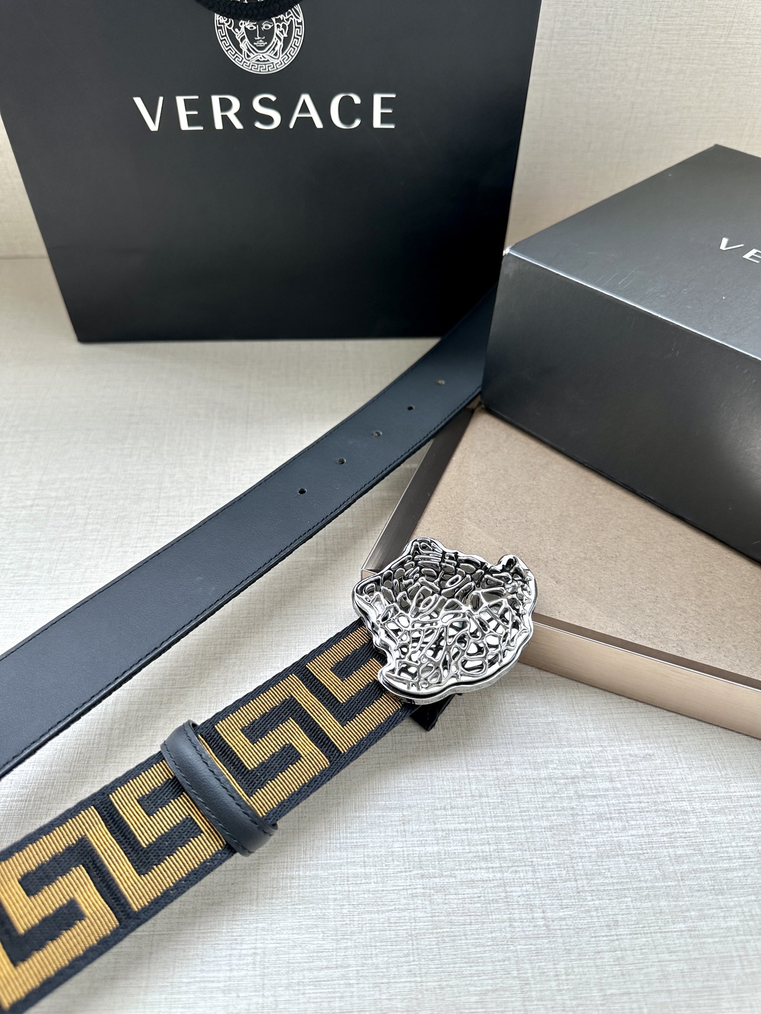   带宽3.8cm VERSACE（范思哲）此款缎带腰带风格十分休闲，饰有标志性希腊回纹图案，可搭配休闲