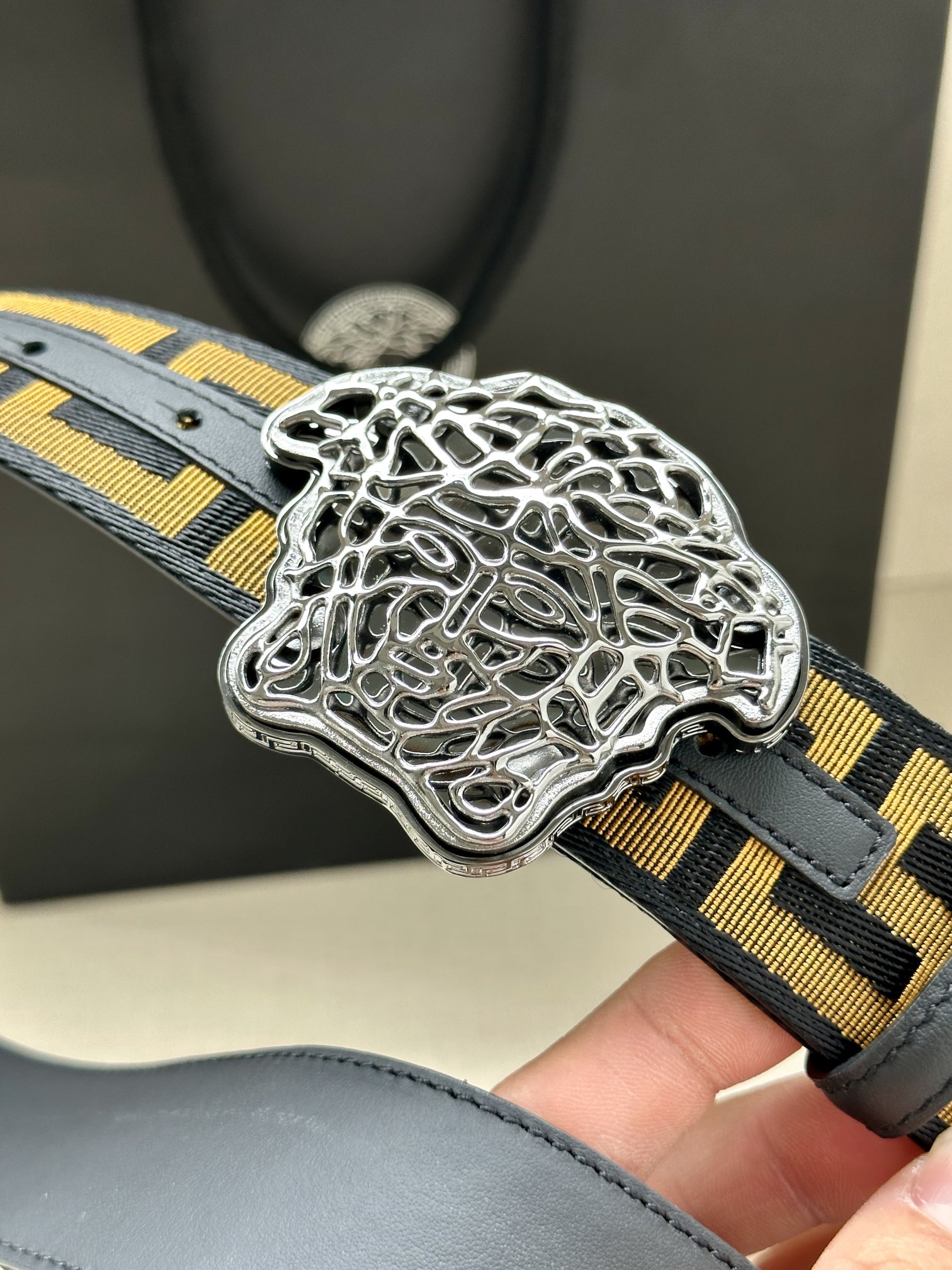   带宽3.8cm VERSACE（范思哲）此款缎带腰带风格十分休闲，饰有标志性希腊回纹图案，可搭配休闲