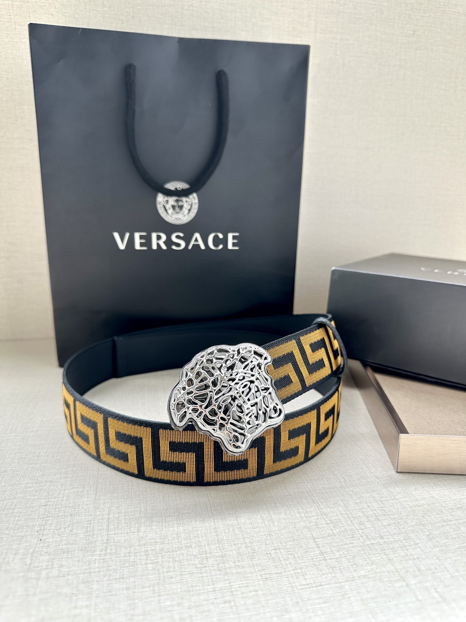   带宽3.8cm VERSACE（范思哲）此款缎带腰带风格十分休闲，饰有标志性希腊回纹图案，可搭配休闲