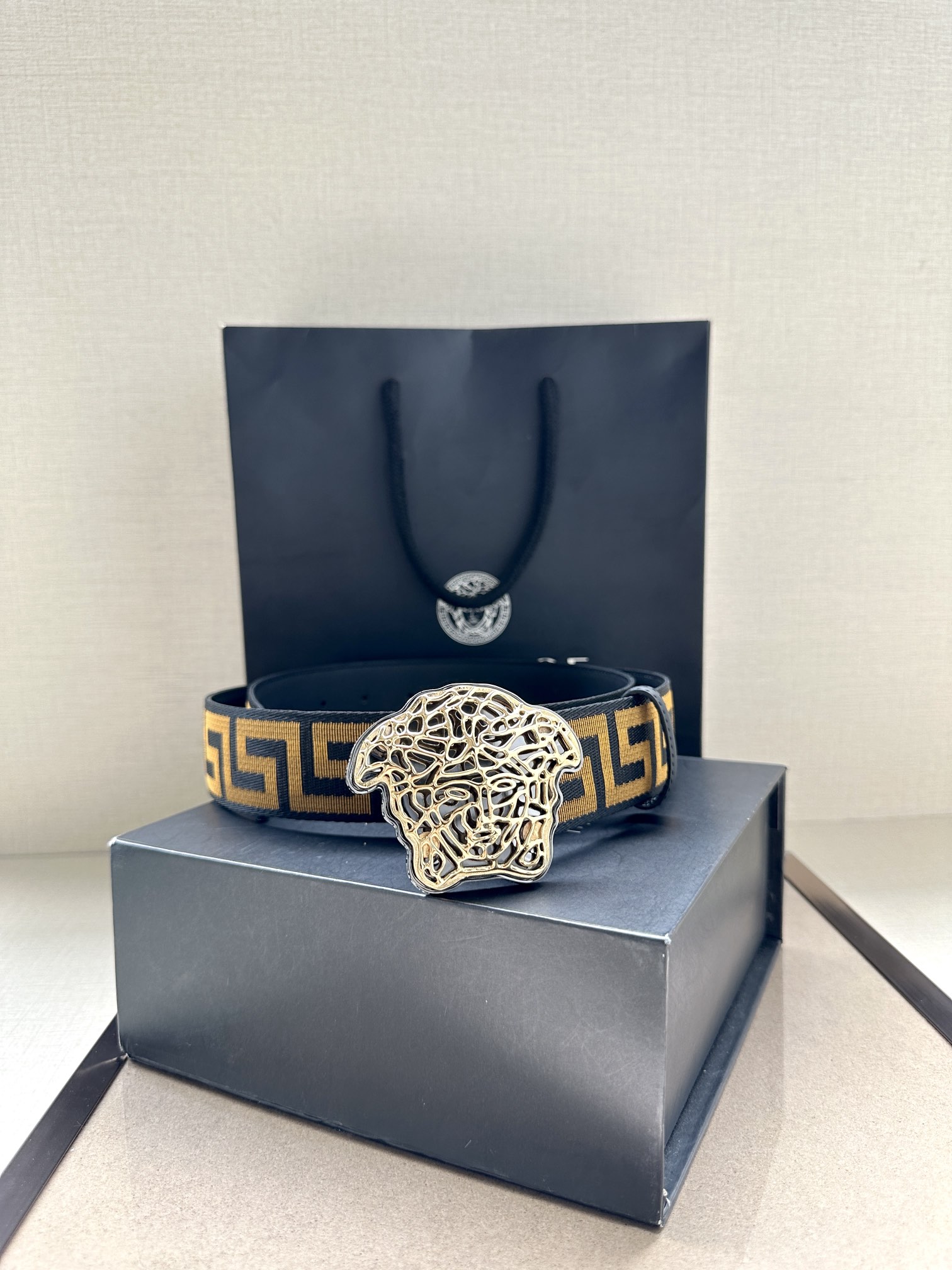   带宽3.8cm VERSACE（范思哲）此款缎带腰带风格十分休闲，饰有标志性希腊回纹图案，可搭配休闲