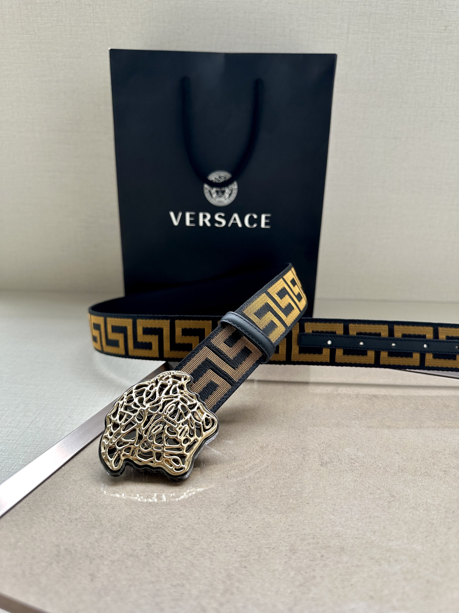   带宽3.8cm VERSACE（范思哲）此款缎带腰带风格十分休闲，饰有标志性希腊回纹图案，可搭配休闲