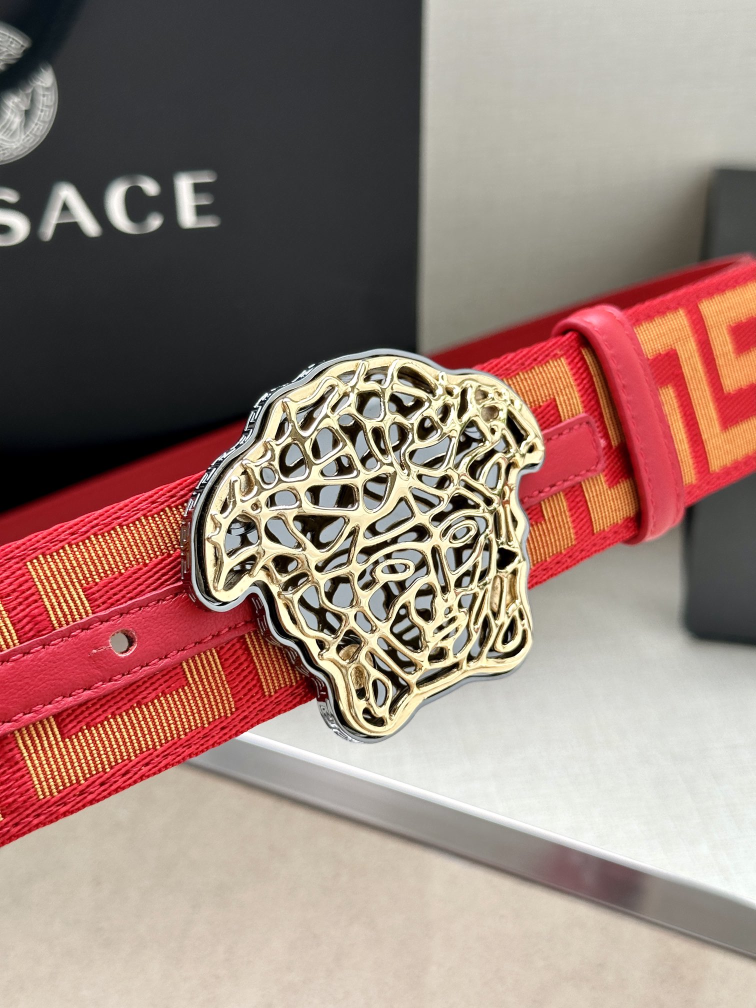  带宽3.8cm VERSACE（范思哲）此款缎带腰带风格十分休闲，饰有标志性希腊回纹图案，可搭配休闲