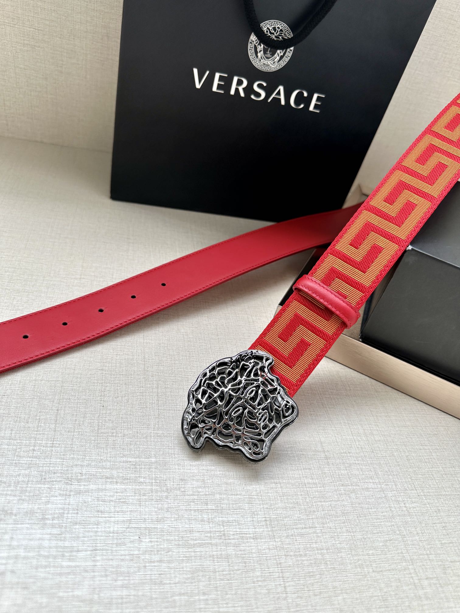   带宽3.8cm VERSACE（范思哲）此款缎带腰带风格十分休闲，饰有标志性希腊回纹图案，可搭配休闲