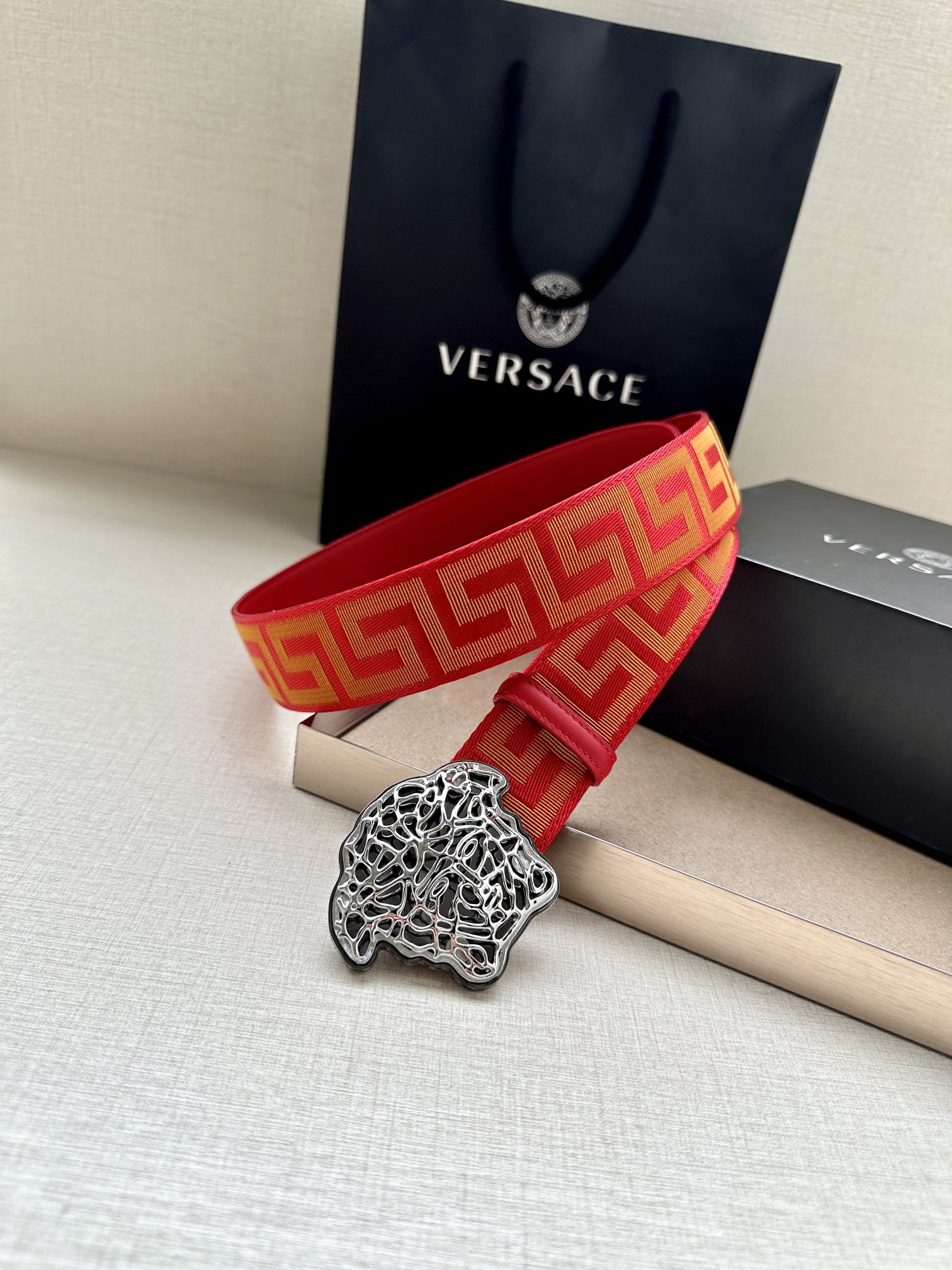   带宽3.8cm VERSACE（范思哲）此款缎带腰带风格十分休闲，饰有标志性希腊回纹图案，可搭配休闲