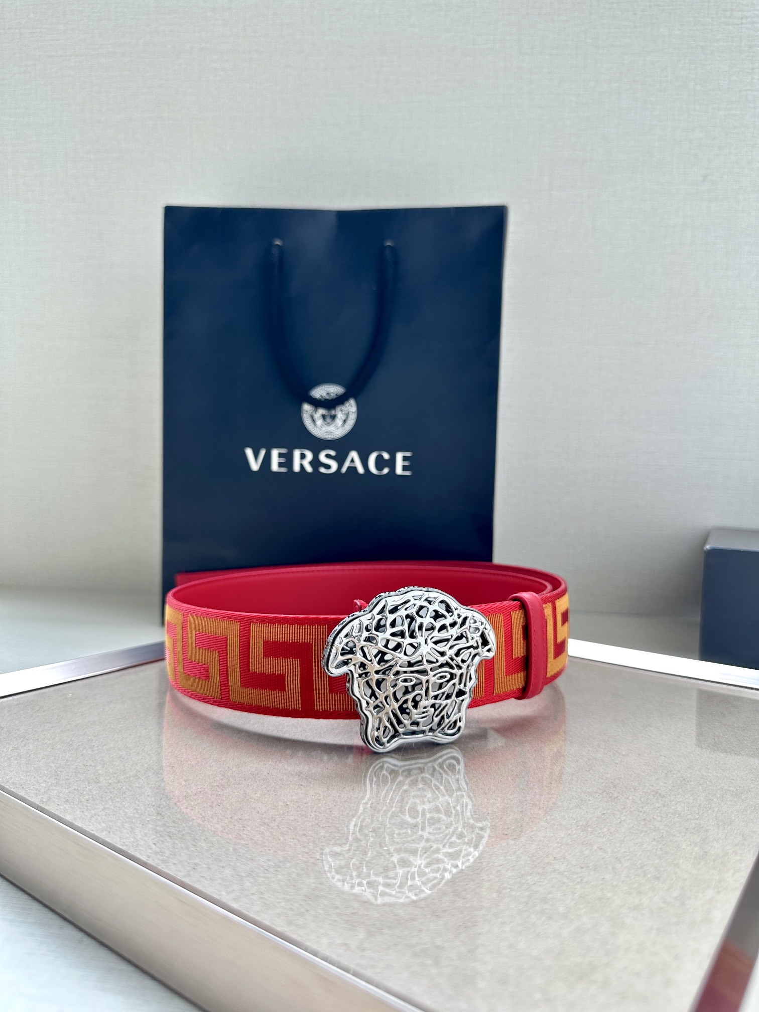   带宽3.8cm VERSACE（范思哲）此款缎带腰带风格十分休闲，饰有标志性希腊回纹图案，可搭配休闲