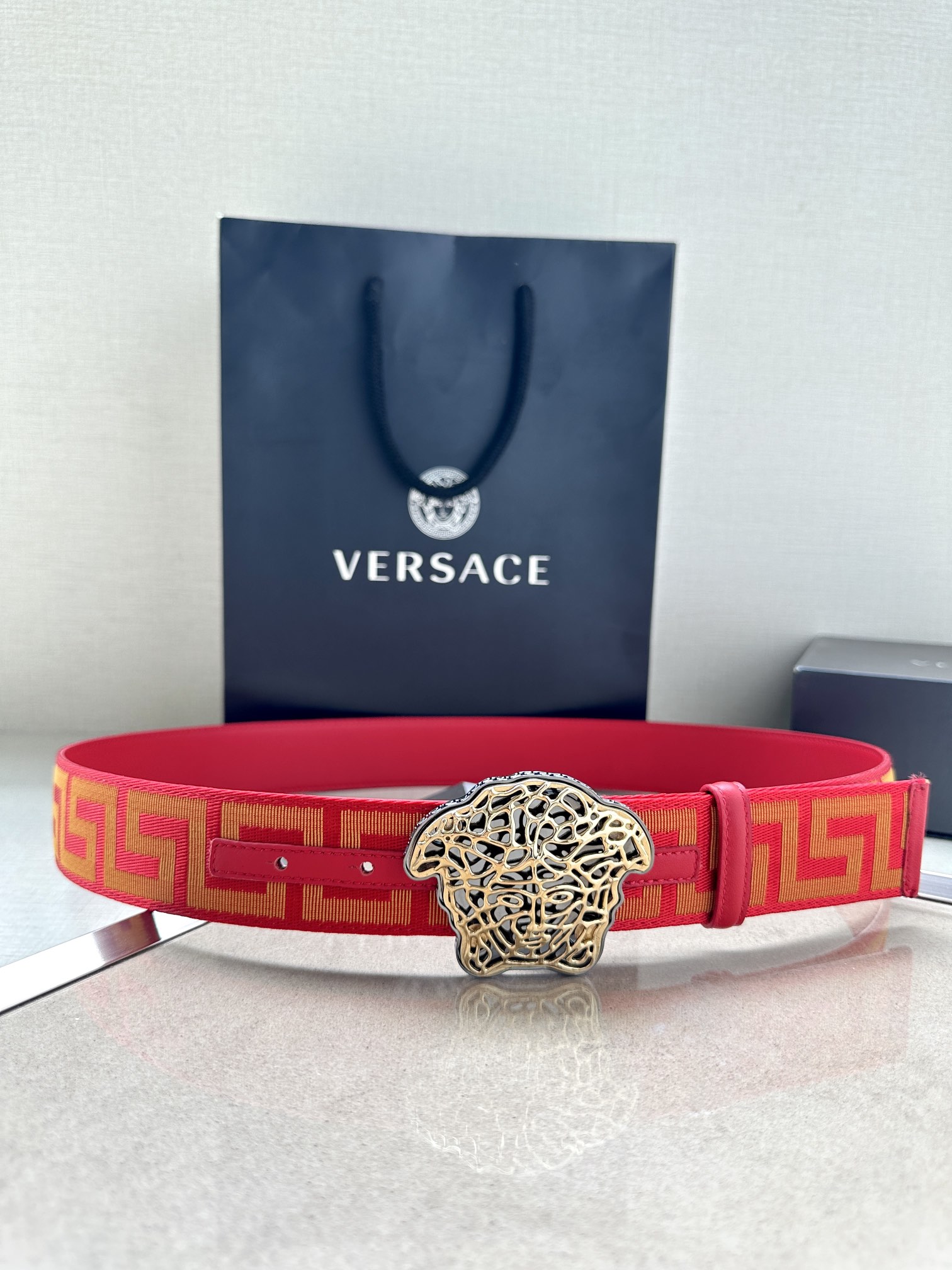   带宽3.8cm VERSACE（范思哲）此款缎带腰带风格十分休闲，饰有标志性希腊回纹图案，可搭配休闲