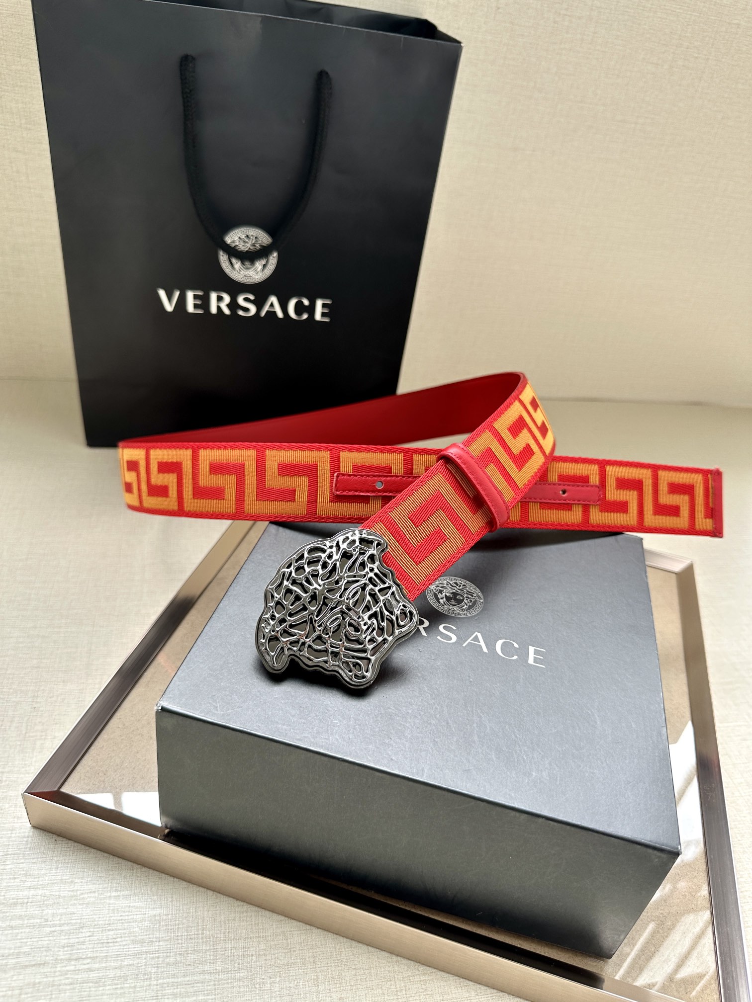   带宽3.8cm VERSACE（范思哲）此款缎带腰带风格十分休闲，饰有标志性希腊回纹图案，可搭配休闲