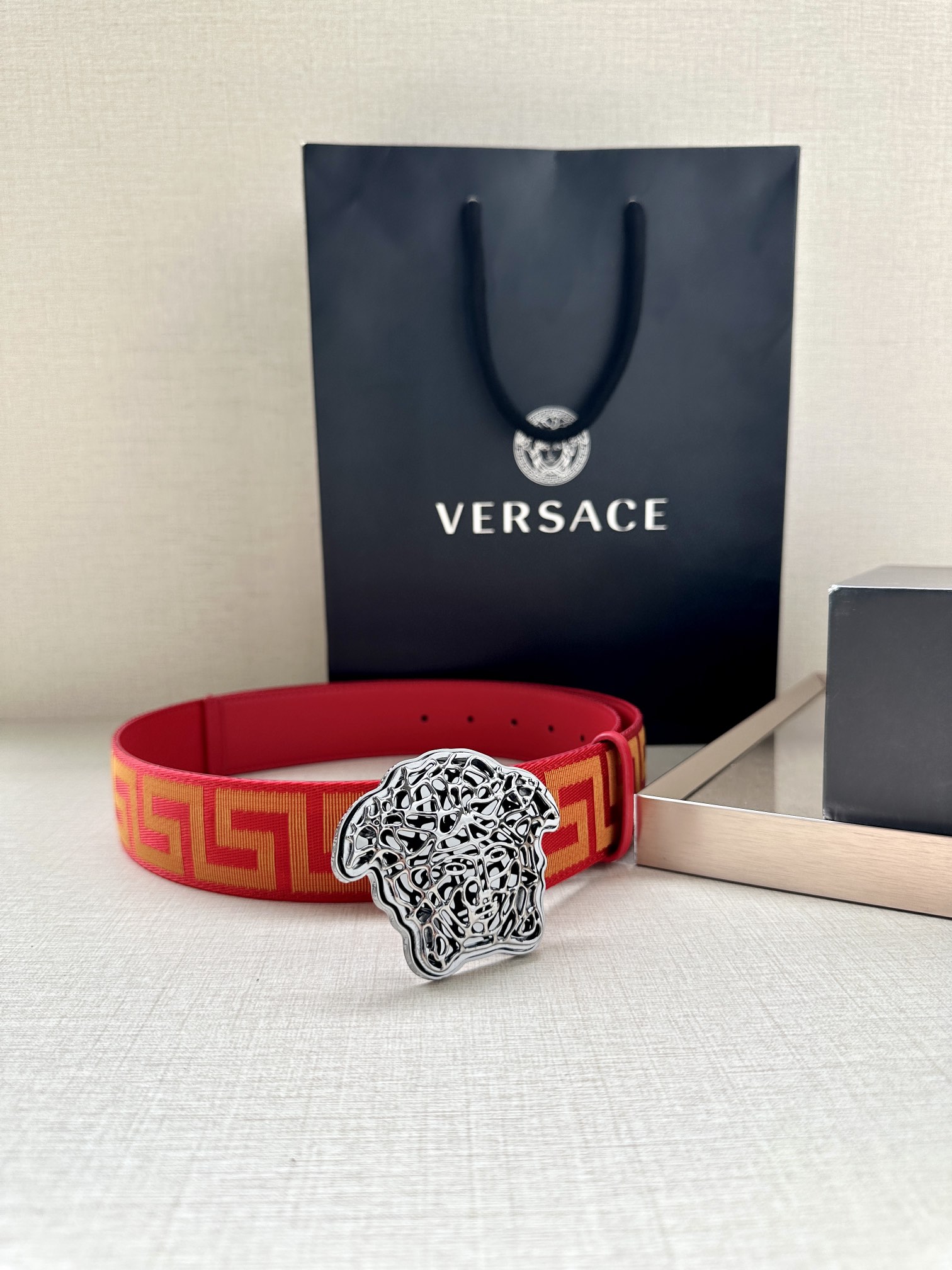   带宽3.8cm VERSACE（范思哲）此款缎带腰带风格十分休闲，饰有标志性希腊回纹图案，可搭配休闲