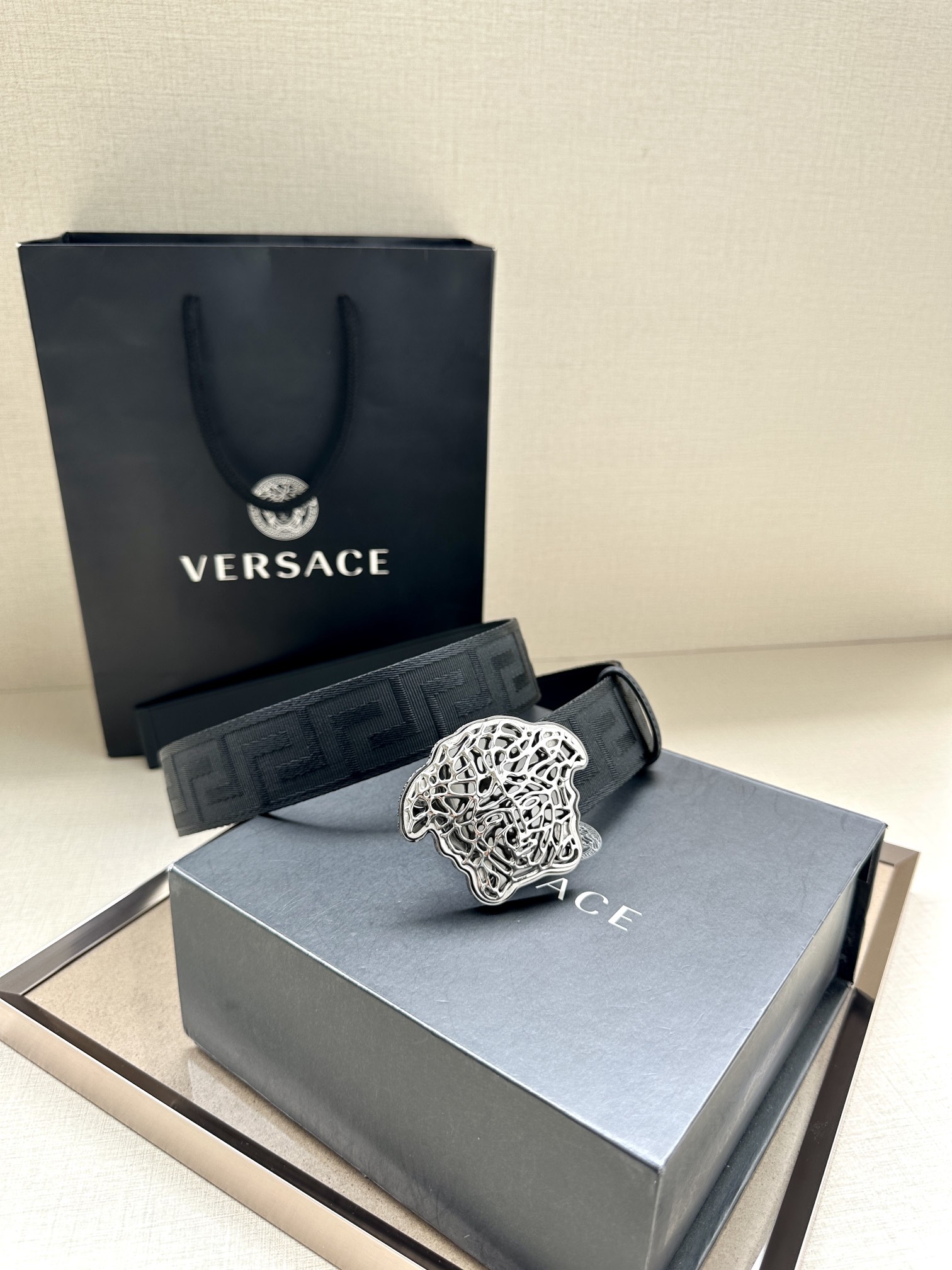   带宽3.8cm VERSACE（范思哲）此款缎带腰带风格十分休闲，饰有标志性希腊回纹图案，可搭配休闲