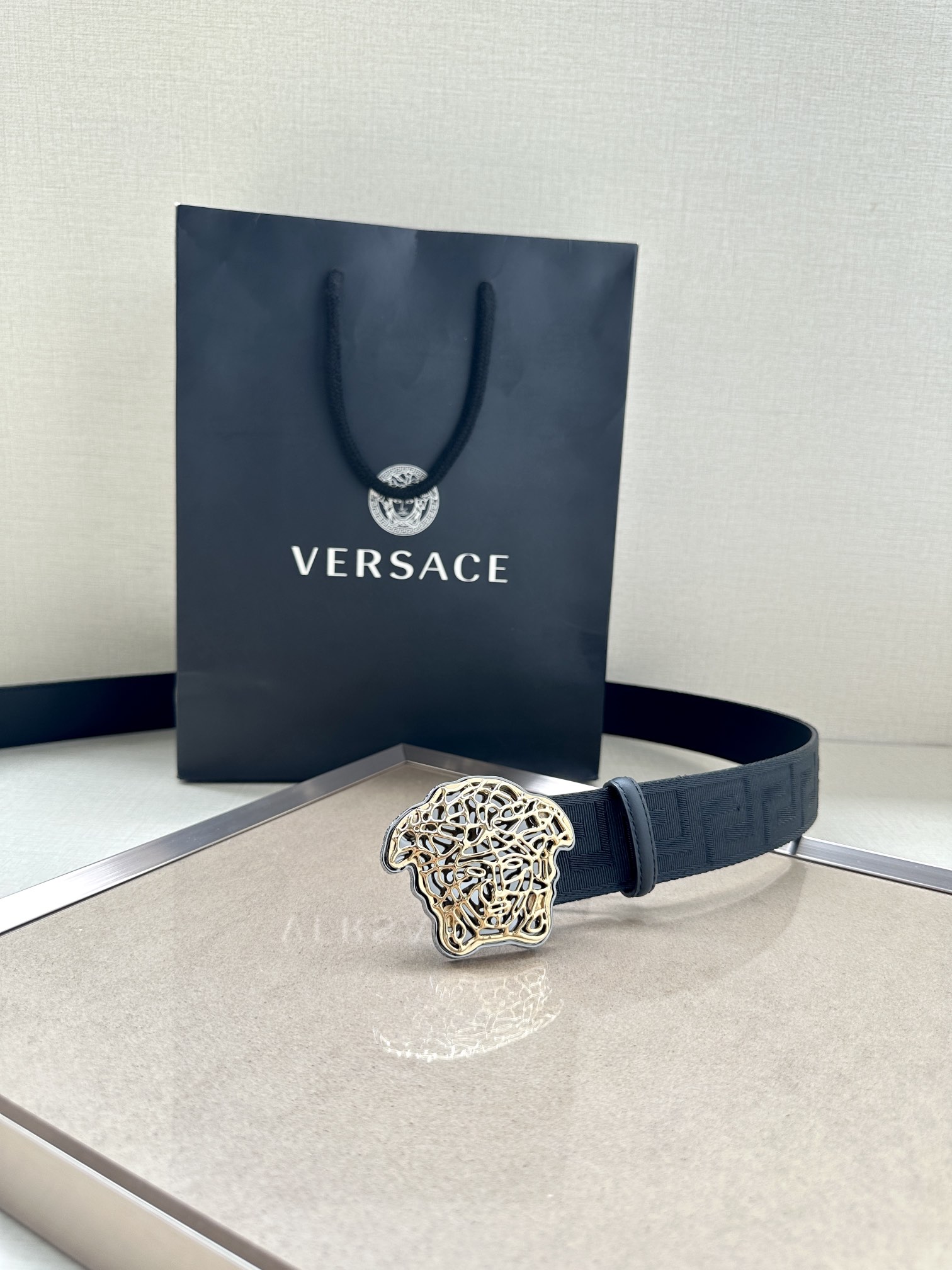   带宽3.8cm VERSACE（范思哲）此款缎带腰带风格十分休闲，饰有标志性希腊回纹图案，可搭配休闲