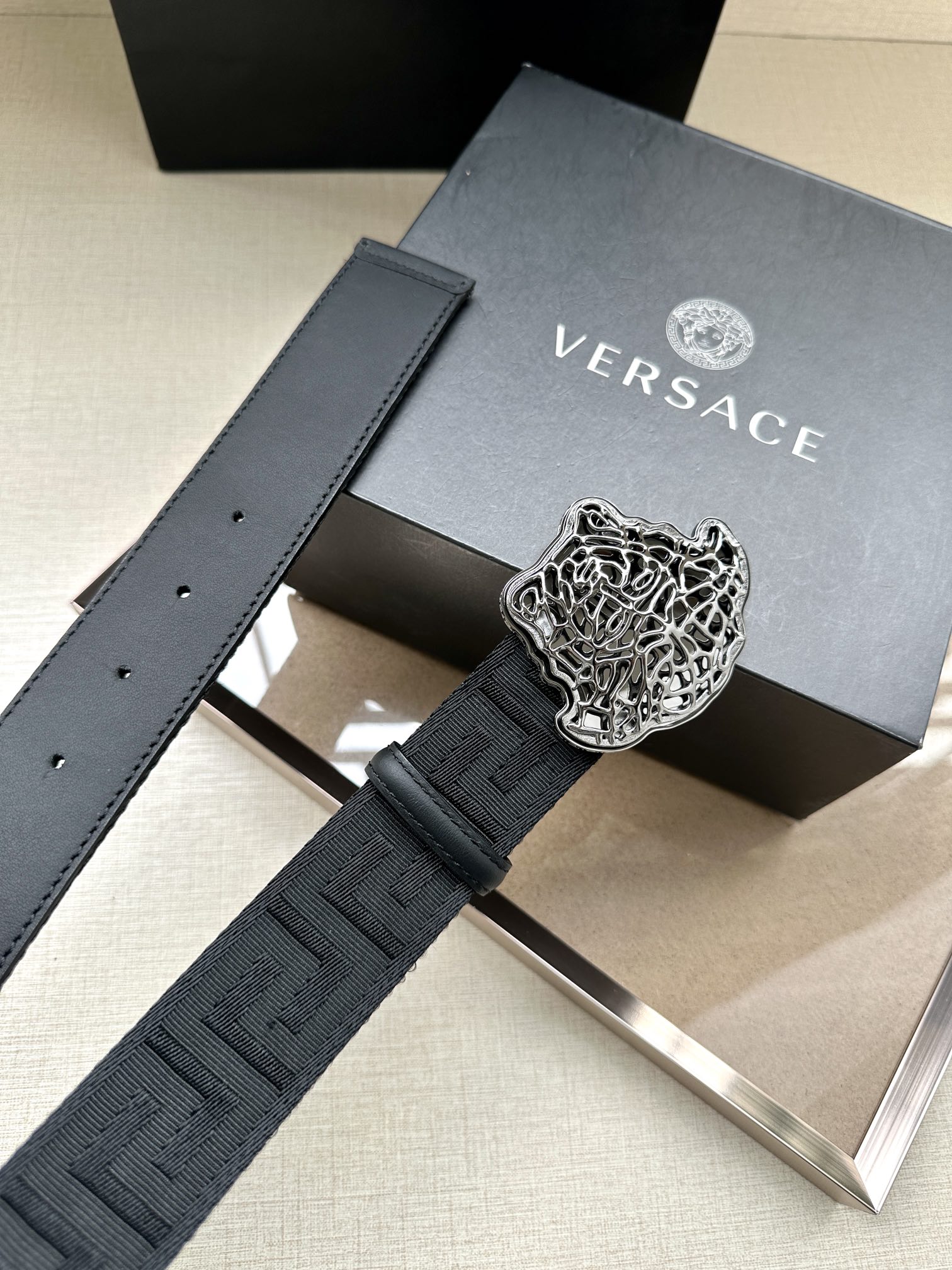   带宽3.8cm VERSACE（范思哲）此款缎带腰带风格十分休闲，饰有标志性希腊回纹图案，可搭配休闲