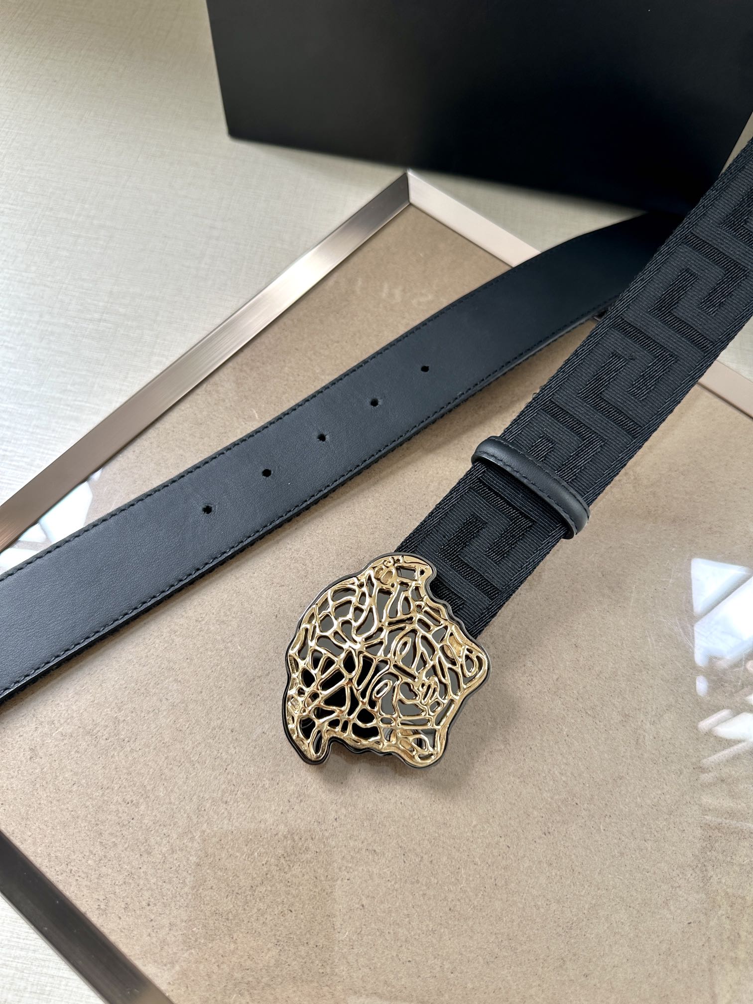   带宽3.8cm VERSACE（范思哲）此款缎带腰带风格十分休闲，饰有标志性希腊回纹图案，可搭配休闲