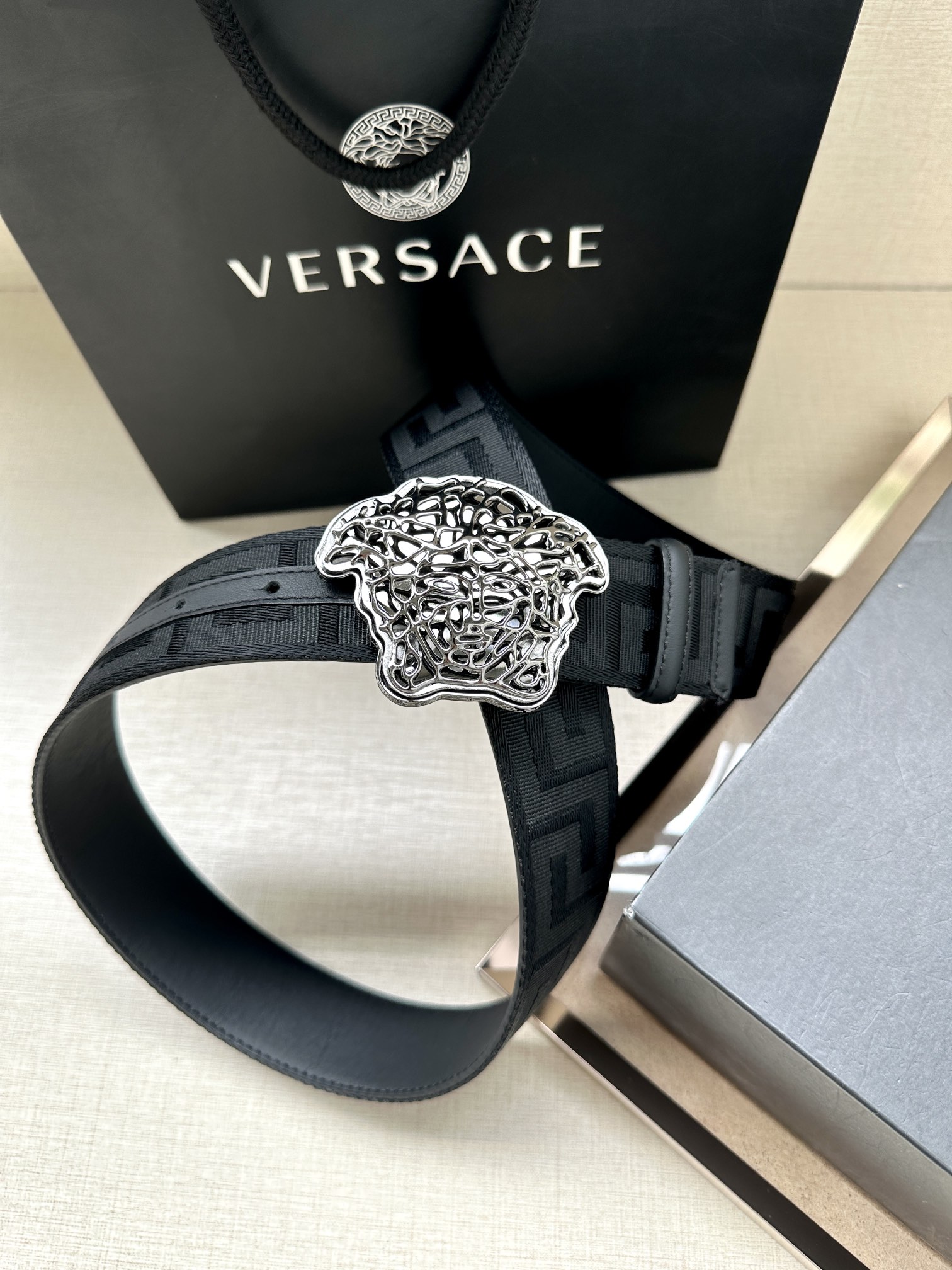   带宽3.8cm VERSACE（范思哲）此款缎带腰带风格十分休闲，饰有标志性希腊回纹图案，可搭配休闲