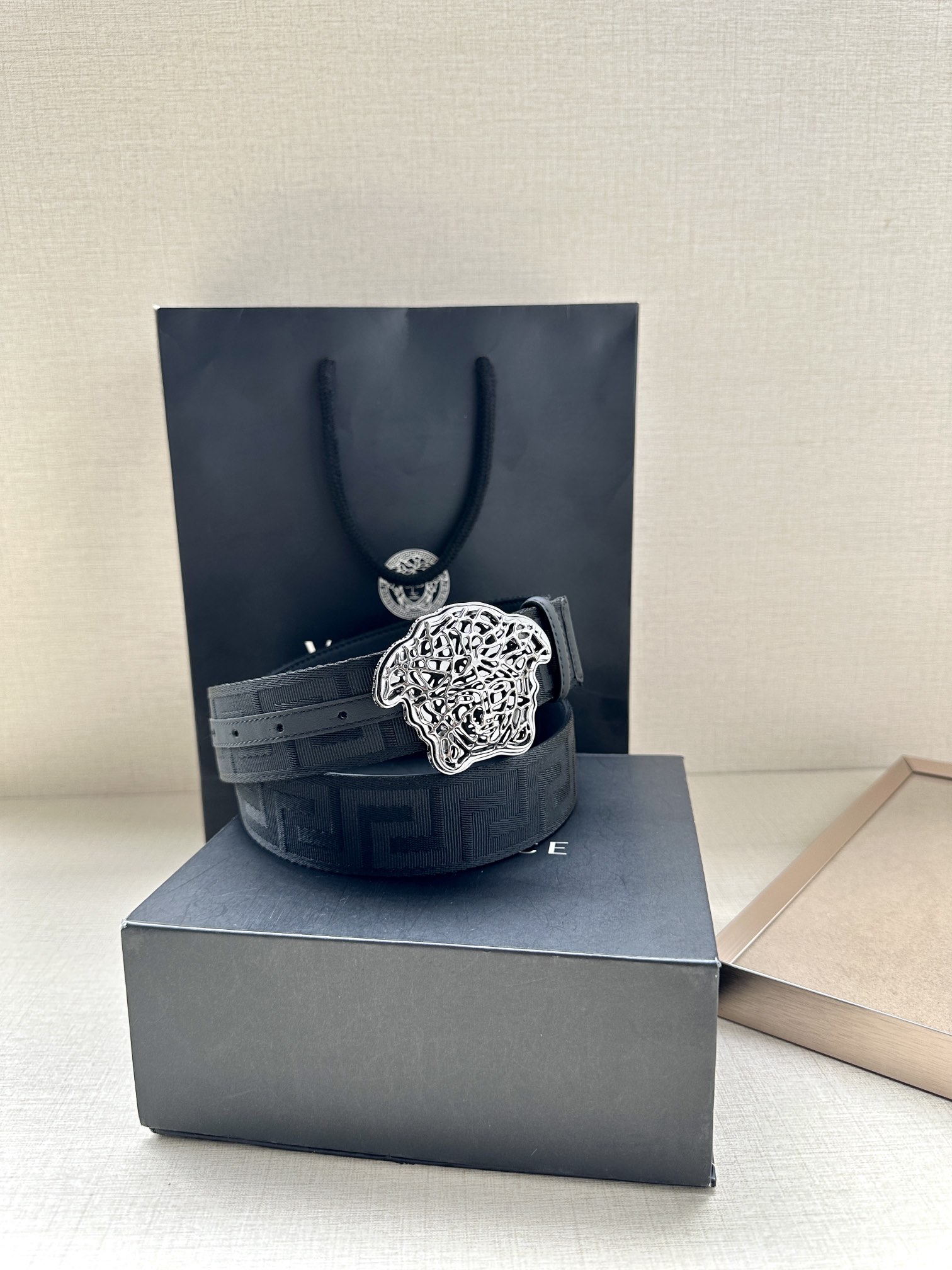   带宽3.8cm VERSACE（范思哲）此款缎带腰带风格十分休闲，饰有标志性希腊回纹图案，可搭配休闲