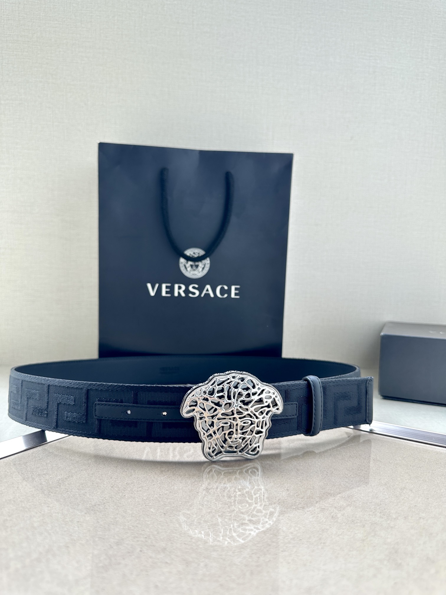   带宽3.8cm VERSACE（范思哲）此款缎带腰带风格十分休闲，饰有标志性希腊回纹图案，可搭配休闲