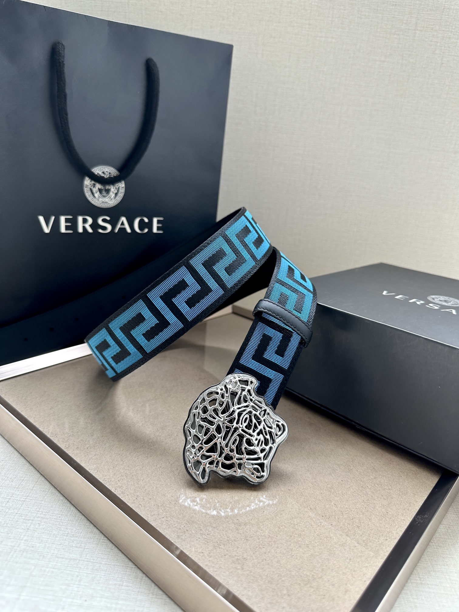   带宽3.8cm VERSACE（范思哲）此款缎带腰带风格十分休闲，饰有标志性希腊回纹图案，可搭配休闲