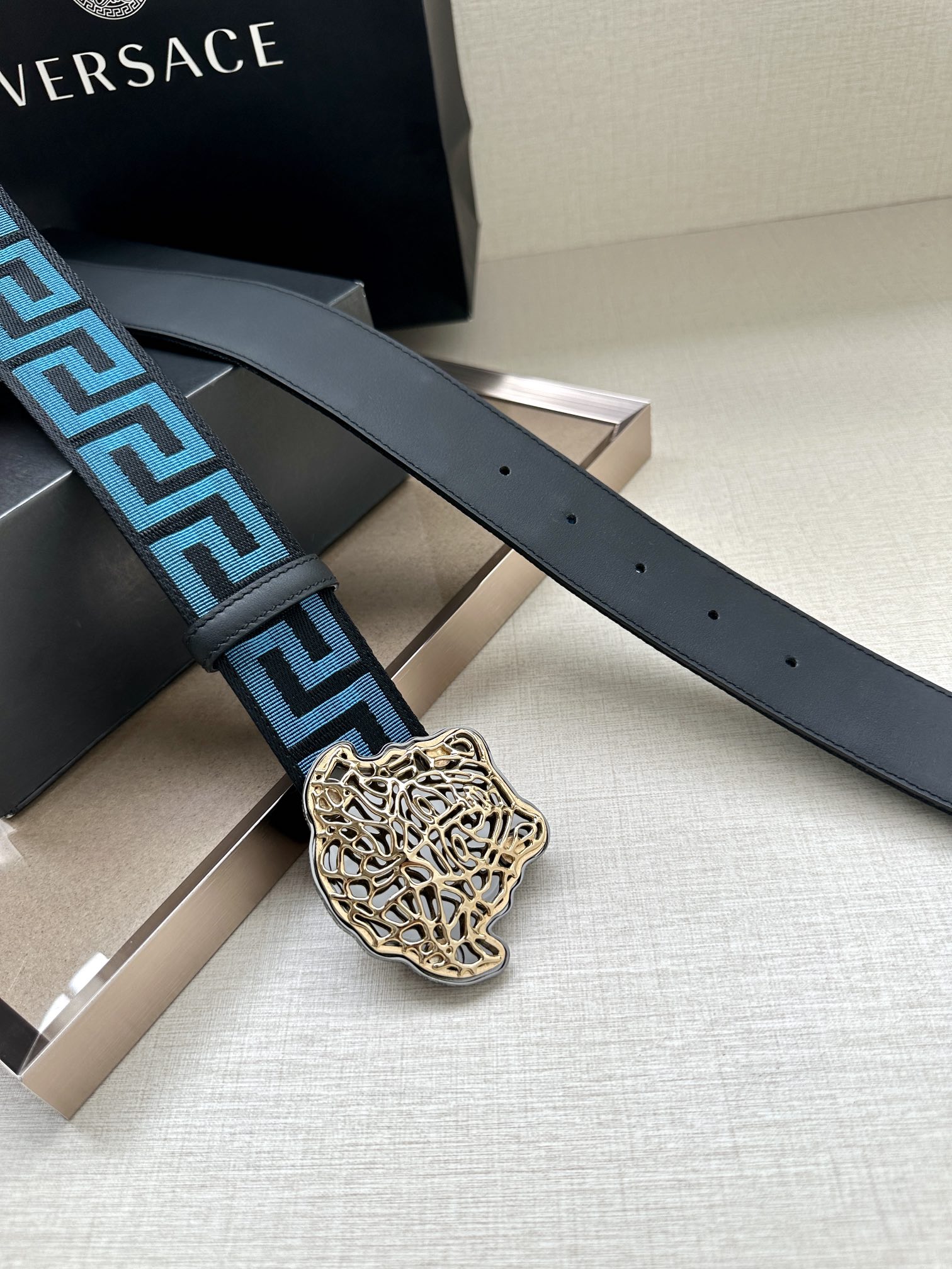   带宽3.8cm VERSACE（范思哲）此款缎带腰带风格十分休闲，饰有标志性希腊回纹图案，可搭配休闲