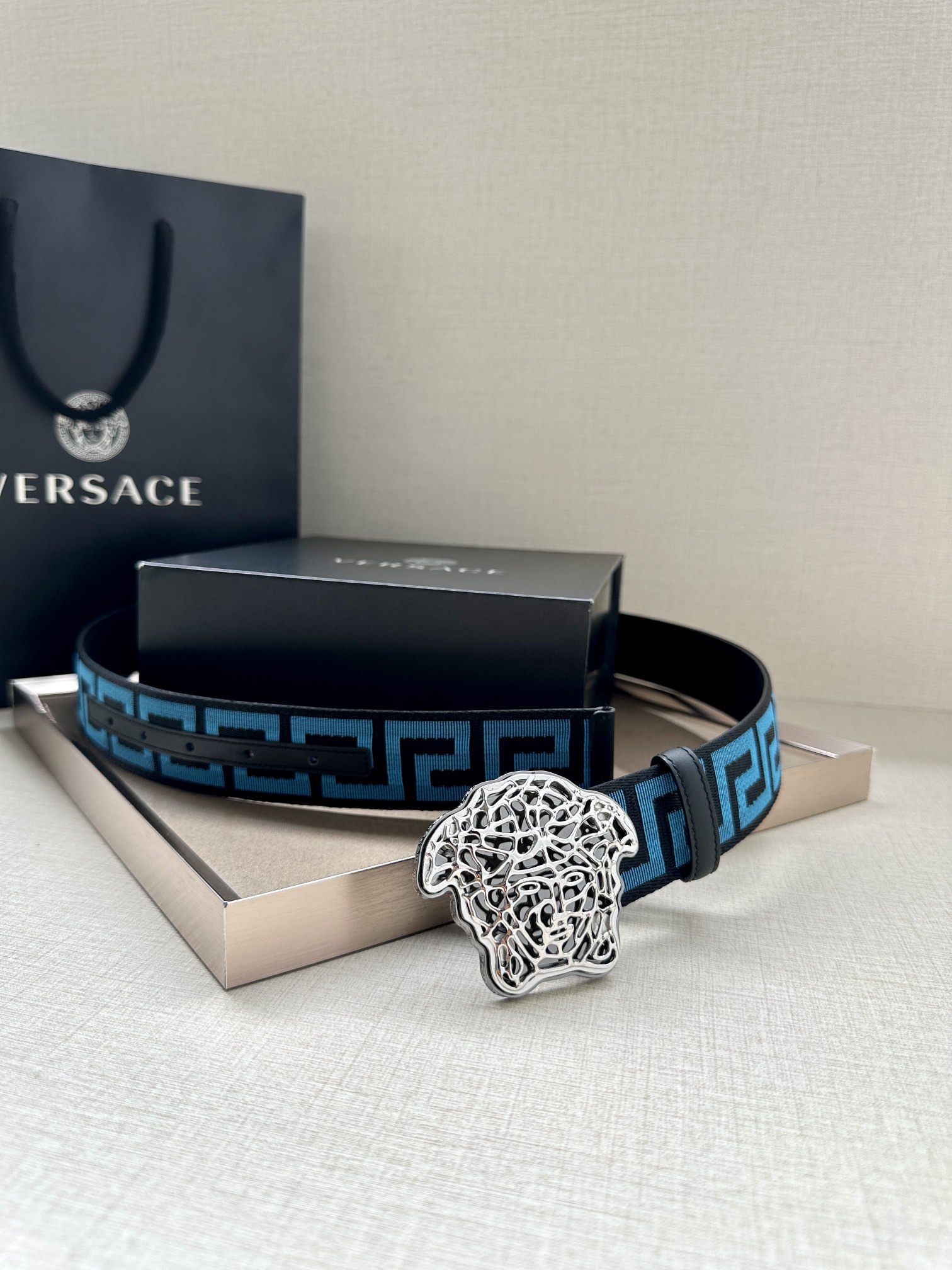   带宽3.8cm VERSACE（范思哲）此款缎带腰带风格十分休闲，饰有标志性希腊回纹图案，可搭配休闲