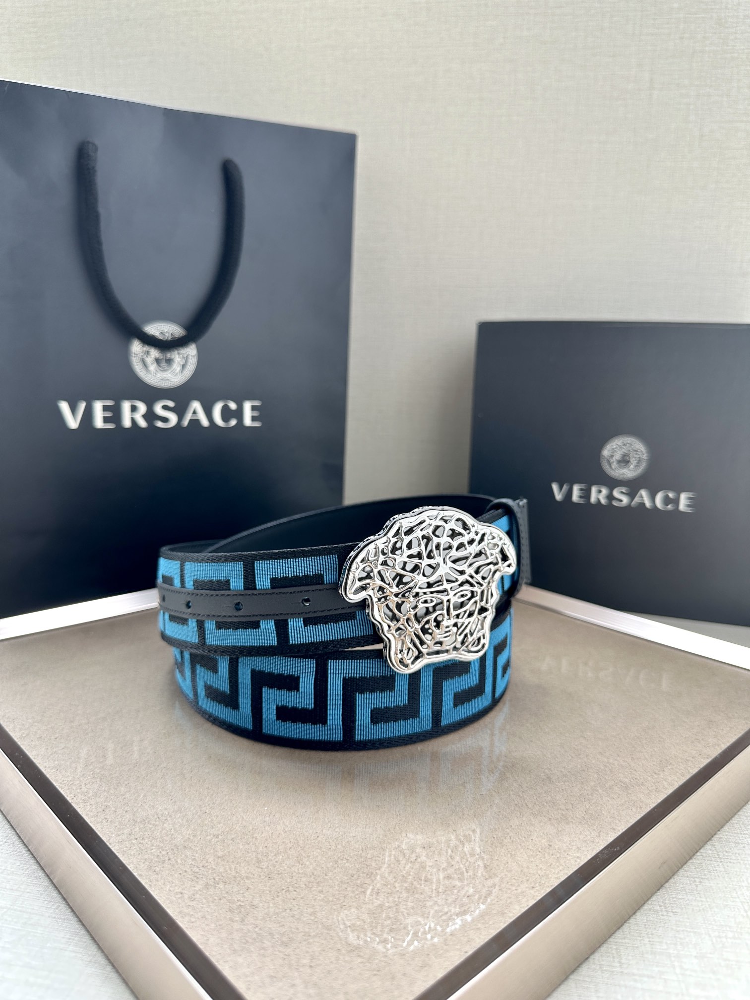   带宽3.8cm VERSACE（范思哲）此款缎带腰带风格十分休闲，饰有标志性希腊回纹图案，可搭配休闲