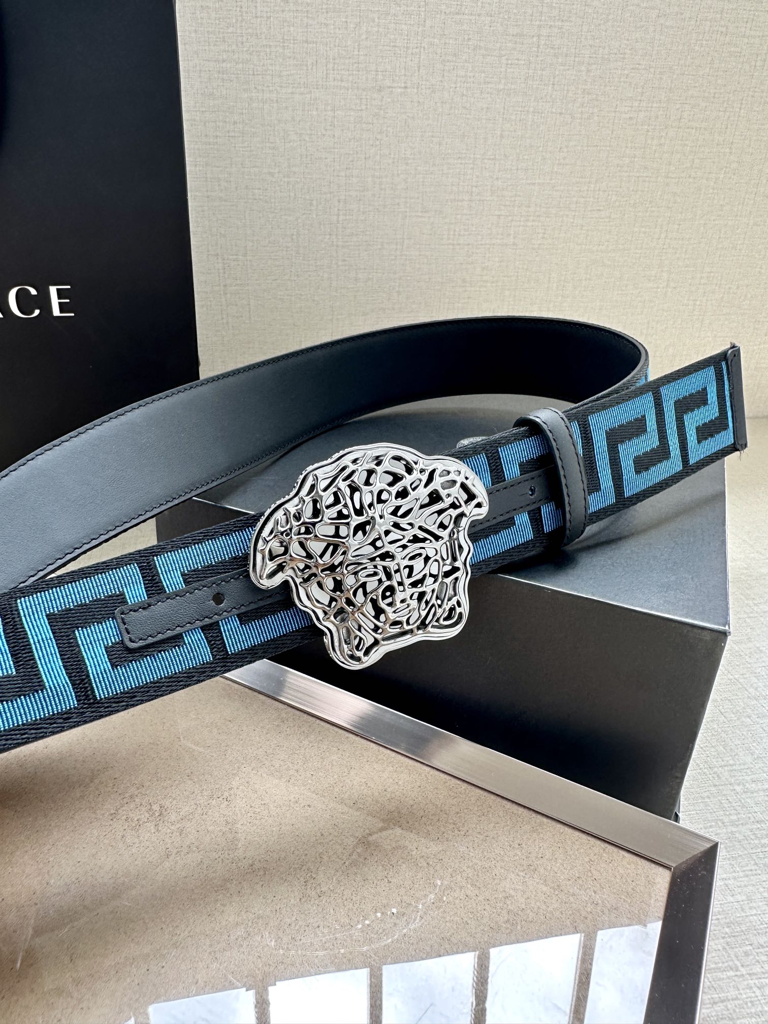   带宽3.8cm VERSACE（范思哲）此款缎带腰带风格十分休闲，饰有标志性希腊回纹图案，可搭配休闲