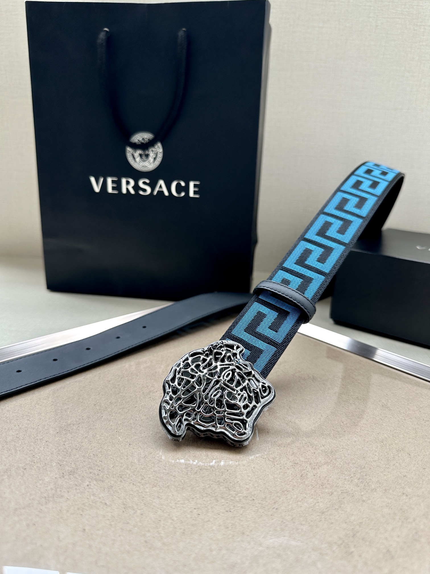   带宽3.8cm VERSACE（范思哲）此款缎带腰带风格十分休闲，饰有标志性希腊回纹图案，可搭配休闲