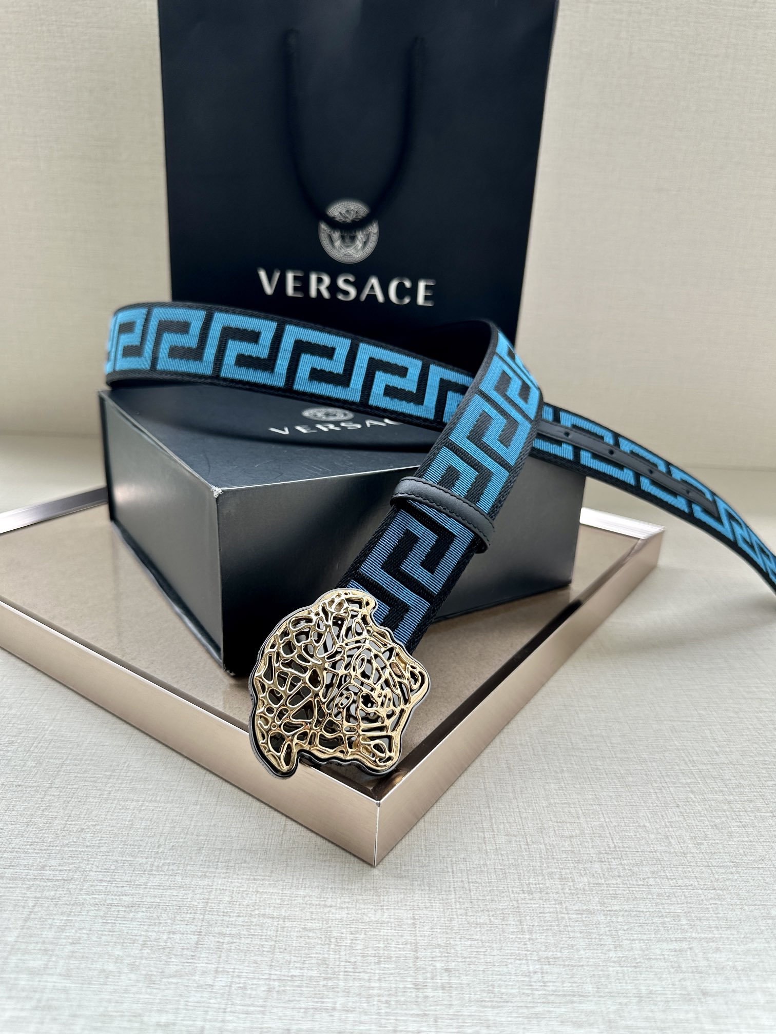   带宽3.8cm VERSACE（范思哲）此款缎带腰带风格十分休闲，饰有标志性希腊回纹图案，可搭配休闲