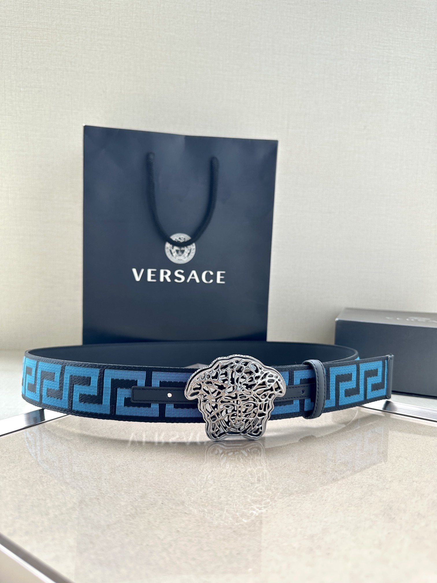   带宽3.8cm VERSACE（范思哲）此款缎带腰带风格十分休闲，饰有标志性希腊回纹图案，可搭配休闲