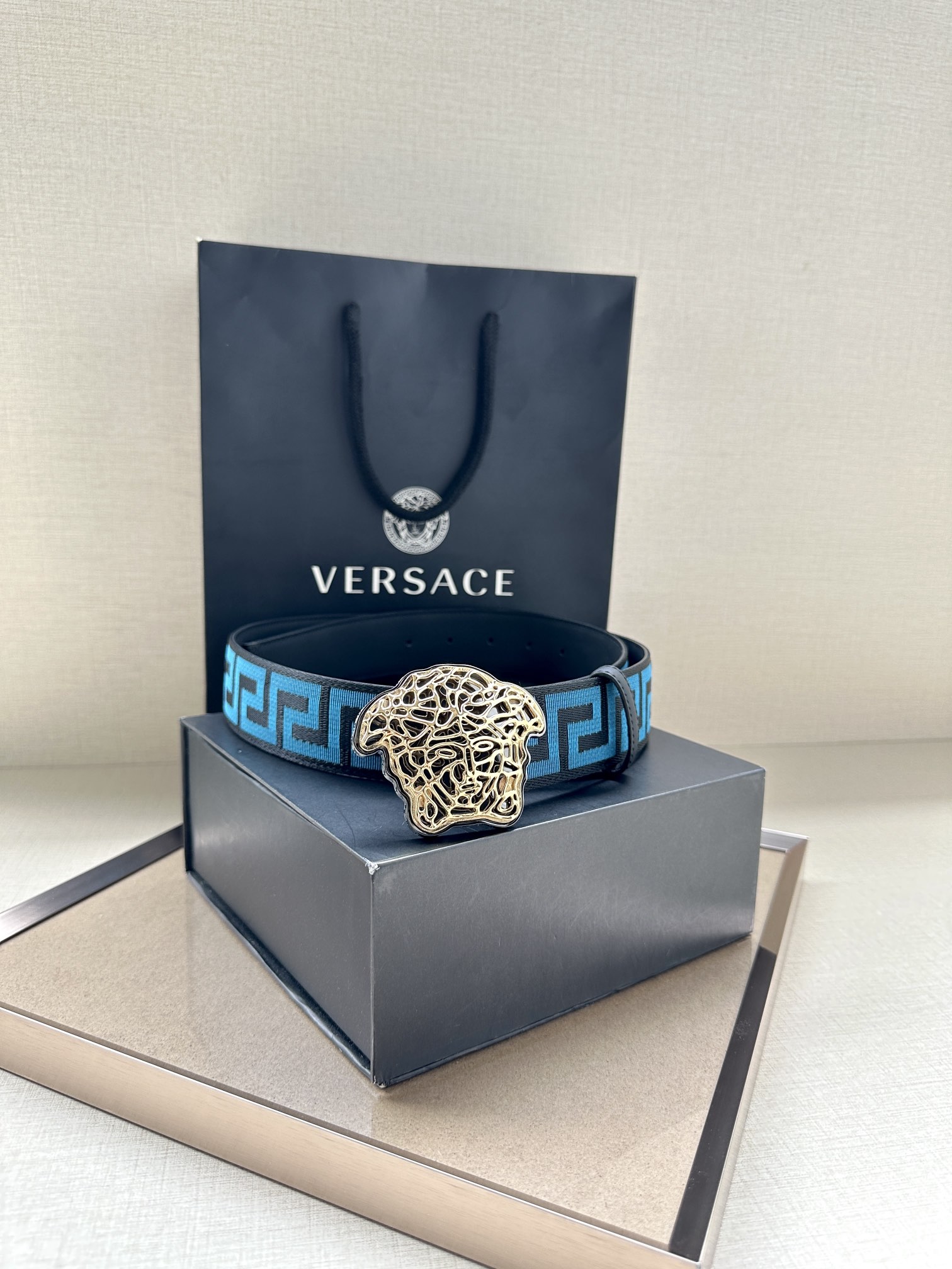   带宽3.8cm VERSACE（范思哲）此款缎带腰带风格十分休闲，饰有标志性希腊回纹图案，可搭配休闲