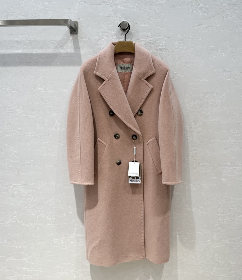NO:931059,High-end original orders are recommended and the quality will never go out of style!  A coat that can last a lifetime!  Max*Mara 101801Madame classic coat!  Cocoon-shaped outline, concave placket, Z-shaped seam buckle, W-shaped bottom hem, made by Huanyu Special Machinery, rope-wrapped buckle, veneer buckle!  Benchmark counter!  Details verified!  Exclusively customized and consistent with the counter, 90 virgin fine sheep wool cashmere cashmere fabric, the same beaver velvet fabric as the counter, soft and comfortable touch custom jacquard logo lining, pure and natural real horn buttons!  The entire piece of clothing is entirely handmade with bead stitching and edge arching stitching!  The elegant, double-breasted lapel, waisted and dropped shoulder sleeves make the upper body elegant, simple and elegant!  Highly recommended for self-retention. I love the perfect workmanship and quality. Look at the details!  All three standards are complete!  Size 34/36/38/401380. Size 34: bust 112, dropped shoulder sleeve length 74, dress length 113., Maxmara-Clothing,19860909爆单推荐高端原单品质永不过时！可以穿一辈子的大衣！Max*Mara 101801Madame经典大衣！茧型轮廓 门襟内凹 Z字缝扣 底摆W型敲边寰宇特种机制造 绕绳扣 贴面扣！对标专柜！细节验证！独家定制与柜台一致90初剪精细绵羊毛cashmere山羊绒面料 柜台同种海狸绒毛呢工艺 轻柔舒适触感定制提花logo里布,纯正天然真牛角扣！整件衣服全部纯手工珠针挑边拱针工艺！气质翻领双排扣 系腰落肩袖版型上身气质优雅简约大气！强烈推荐自留款超级大爱完美做工品质看细节！三标齐全！尺码34/36/38/401380. 34码:胸围112,落肩袖长74,衣长113.,麦丝玛拉-服装,,Women's clothing