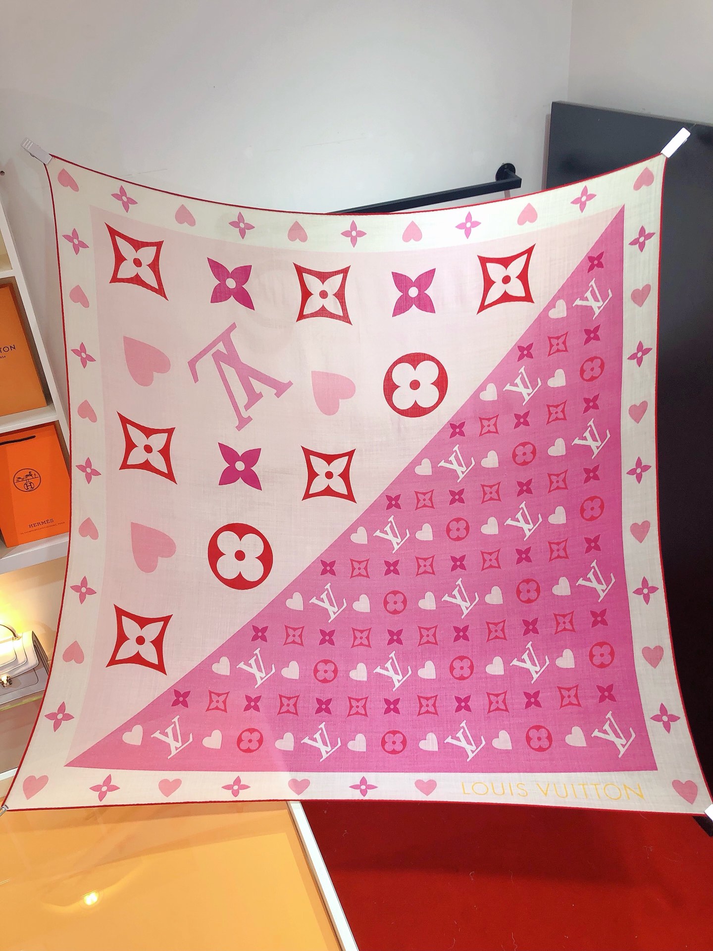 NO:173142,RLV2346 Original single Lv【MONOPANAME】 square scarf 140cm velvet version, recreating Louis Vuitton's classic elements from a creative perspective. Monogram and large-sized brand logo are eye-catching, aiming to attract the attention of brand fans. The handmade curled edges add a touch of exquisiteness. The top twill silk cashmere material is made of pure handmade curled edges, full of luxury. The new counter fabric pursues the shape and feels crisp. The color matching of high-end designers takes into account the upper body effect and color saturation. The color is fresh, rich and exquisite and has a celebrity temperament!  Good goods are not waiting for others, if you like them, you can’t miss them!  Come on the order quickly [Ingredient size 140X140cm 70 cashmere 30 silk], high-version scarf, louis vuitton, louis vuitton, real silk19860909RLV2346 原单Lv【MONOPANAME】方巾140cm丝绒版,以创意角度再现路易威登的经典元素.Monogram与大号品牌logo醒目交叠,旨在吸引品牌拥趸的目光.手工卷边再添考究一笔.顶级斜纹真丝羊绒材质纯手工卷边,轻奢感十足 专柜新款面料追求造型,手感挺括,高端设计师配色均考虑上身效果和色彩饱和度,色泽新鲜浓郁非常精致又有名媛气质！好货不等人,喜欢就不能错过哦！快快砸单来吧【成分尺寸140X140cm 70羊绒 30真丝】,高版本围巾,louis vuitton,louis vuitton,real silk,scarf