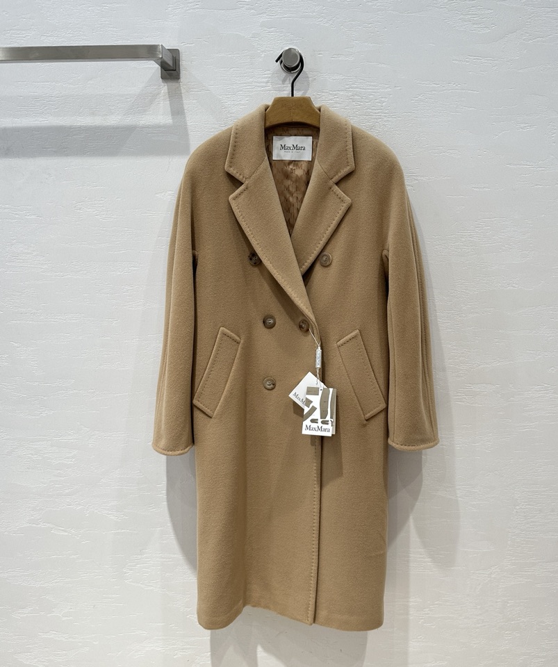 NO:931070,High-end original orders are recommended and the quality will never go out of style!  A coat that can last a lifetime!  Max*Mara 101801Madame classic coat!  Cocoon-shaped outline, concave placket, Z-shaped seam buckle, W-shaped bottom hem, made by Huanyu Special Machinery, rope-wrapped buckle, veneer buckle!  Benchmark counter!  Details verified!  Exclusively customized and consistent with the counter, 90 virgin fine sheep wool cashmere cashmere fabric, the same beaver velvet fabric as the counter, soft and comfortable touch custom jacquard logo lining, pure and natural real horn buttons!  The entire piece of clothing is entirely handmade with bead stitching and edge arching stitching!  The elegant, double-breasted lapel, waisted and dropped shoulder sleeves make the upper body elegant, simple and elegant!  Highly recommended for self-retention. I love the perfect workmanship and quality. Look at the details!  All three standards are complete!  Size 34/36/38/40 1380. Size 34: bust 112, dropped shoulder sleeve length 74, dress length 113., Maxmara-Clothing,19860909爆单推荐高端原单品质永不过时！可以穿一辈子的大衣！Max*Mara 101801Madame经典大衣！茧型轮廓 门襟内凹 Z字缝扣 底摆W型敲边寰宇特种机制造 绕绳扣 贴面扣！对标专柜！细节验证！独家定制与柜台一致90初剪精细绵羊毛cashmere山羊绒面料 柜台同种海狸绒毛呢工艺 轻柔舒适触感定制提花logo里布,纯正天然真牛角扣！整件衣服全部纯手工珠针挑边拱针工艺！气质翻领双排扣 系腰落肩袖版型上身气质优雅简约大气！强烈推荐自留款超级大爱完美做工品质看细节！三标齐全！尺码34/36/38/40 1380. 34码:胸围112,落肩袖长74,衣长113.,麦丝玛拉-服装,,Women's clothing