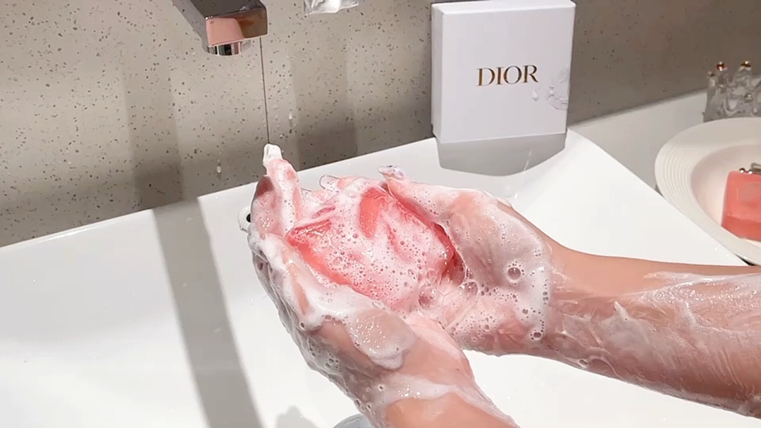 After cleansing, it leaves a delicate, subtle trace of fragrance that - Perfume