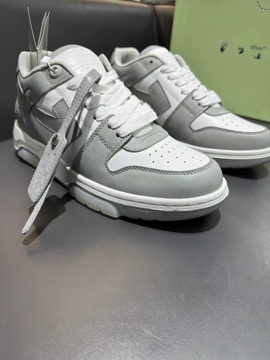 Off-White New Lace-Up Sneakers with Arrowhead ColourblockingMarca estadounidense OFF-WHITE c/o VIRGI