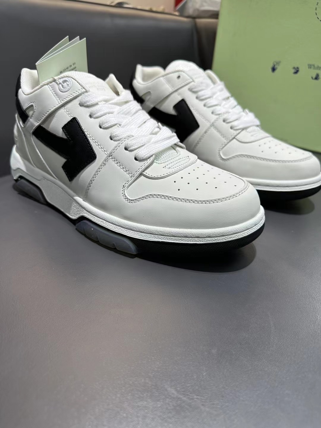 Off-White New Lace-Up Sneakers with Arrowhead ColourblockingMarca estadounidense OFF-WHITE c/o VIRGI
