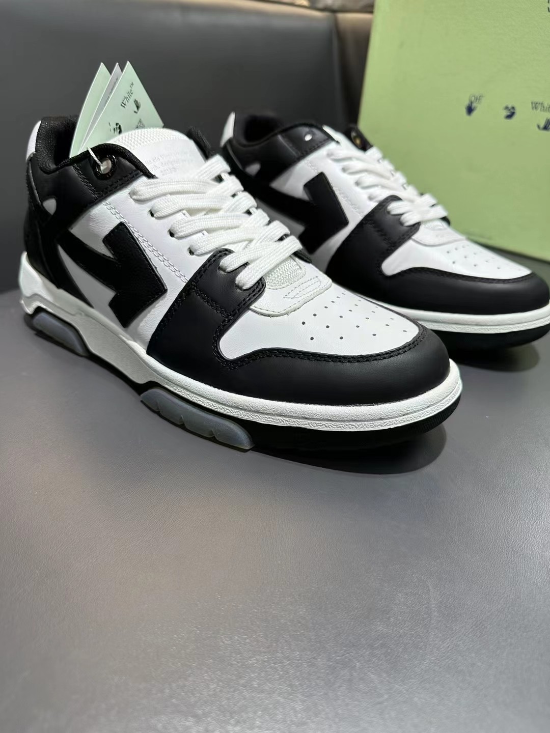 Off-White New Lace-Up Sneakers with Arrowhead ColourblockingMarca estadounidense OFF-WHITE c/o VIRGI