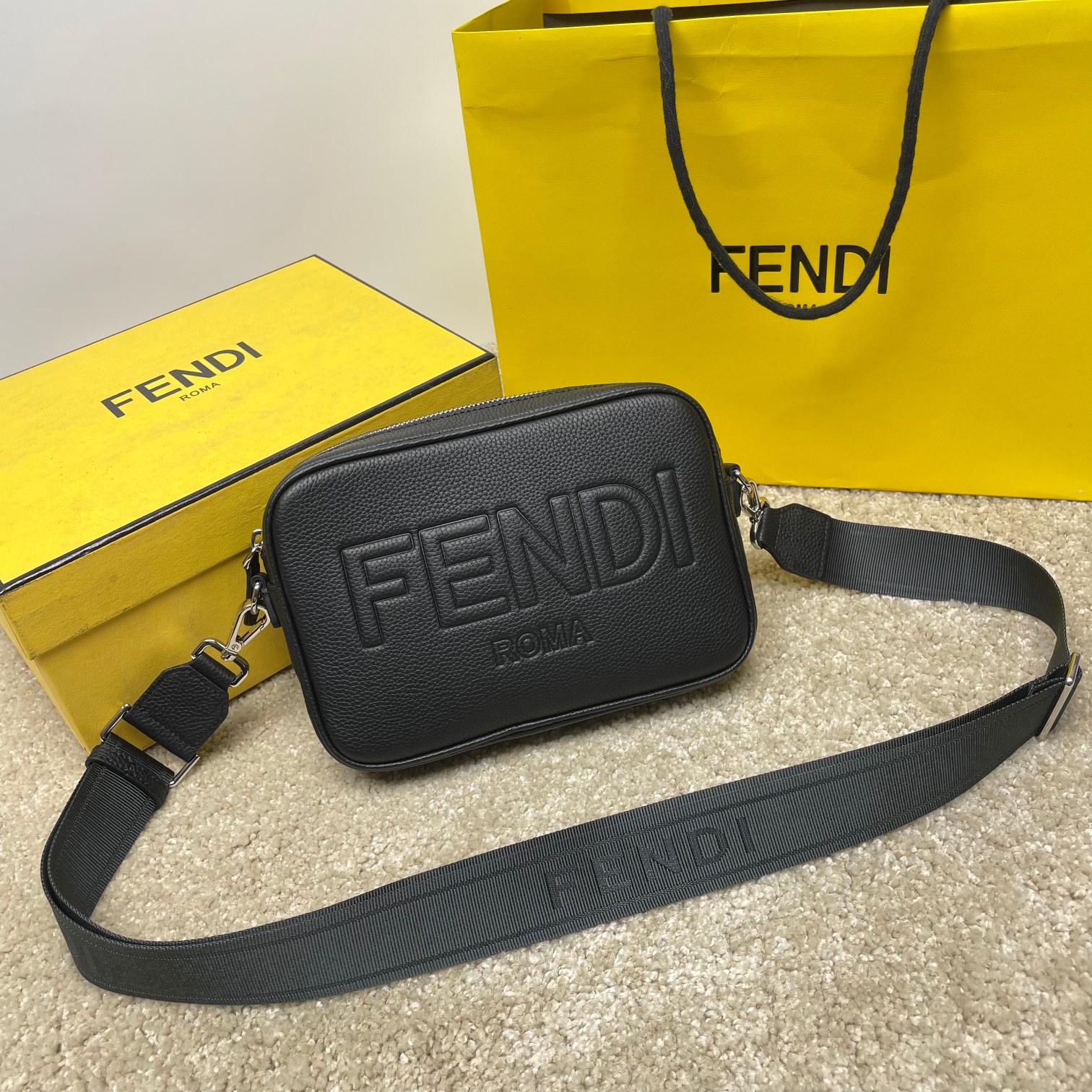 Fendi 独家 开发 百分百头层牛皮 对版做法 干净整洁的做工体现出每一步的用心