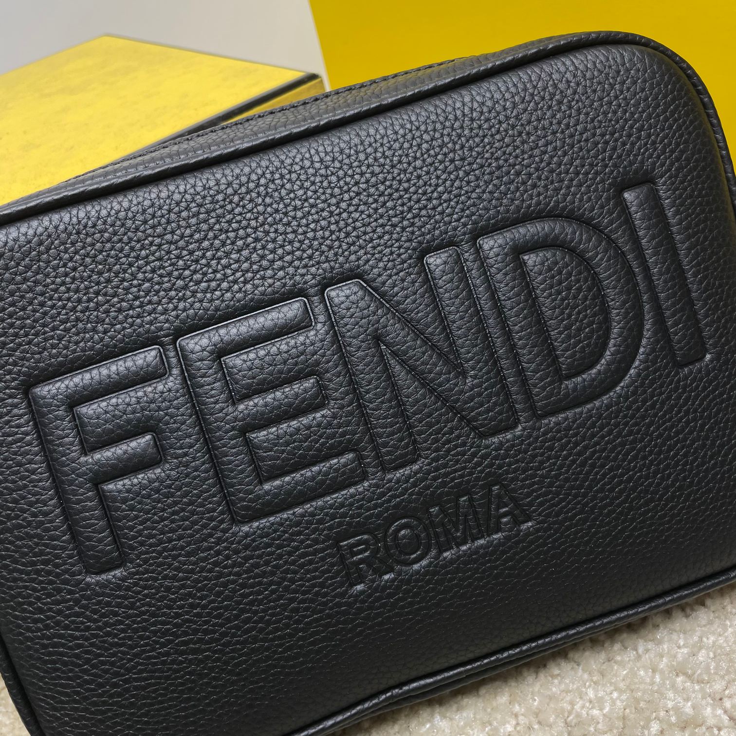 Fendi 独家 开发 百分百头层牛皮 对版做法 干净整洁的做工体现出每一步的用心