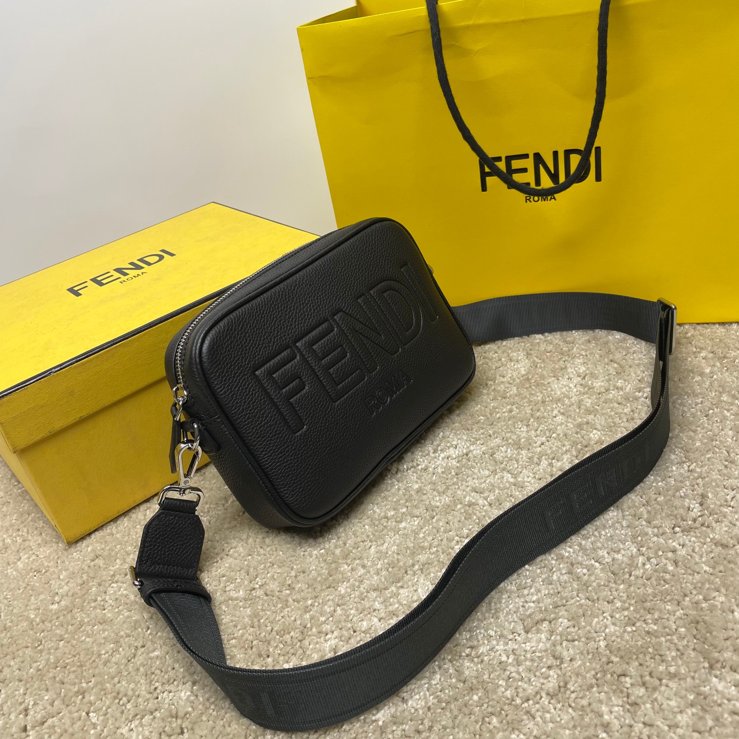 Fendi 独家 开发 百分百头层牛皮 对版做法 干净整洁的做工体现出每一步的用心