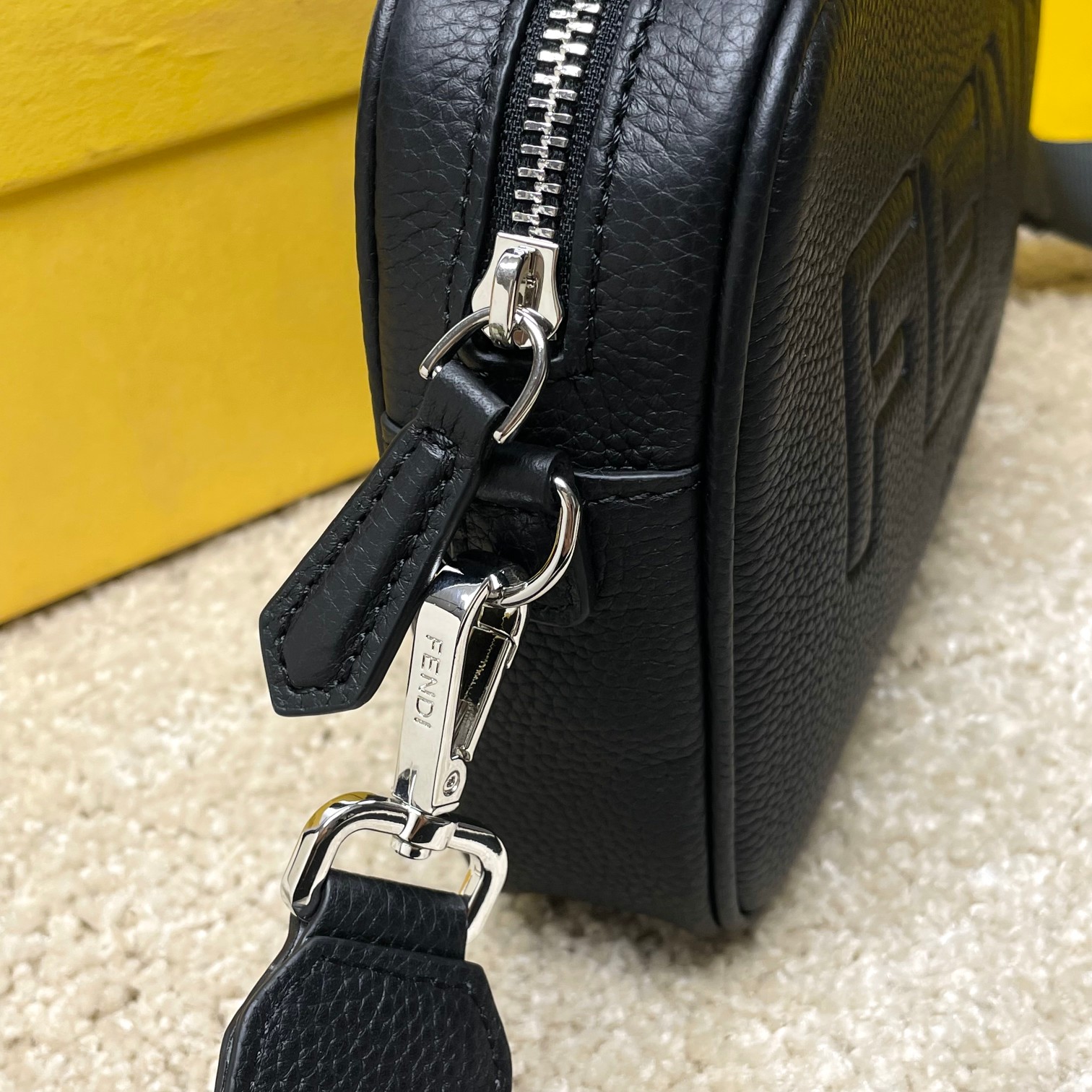 Fendi 独家 开发 百分百头层牛皮 对版做法 干净整洁的做工体现出每一步的用心