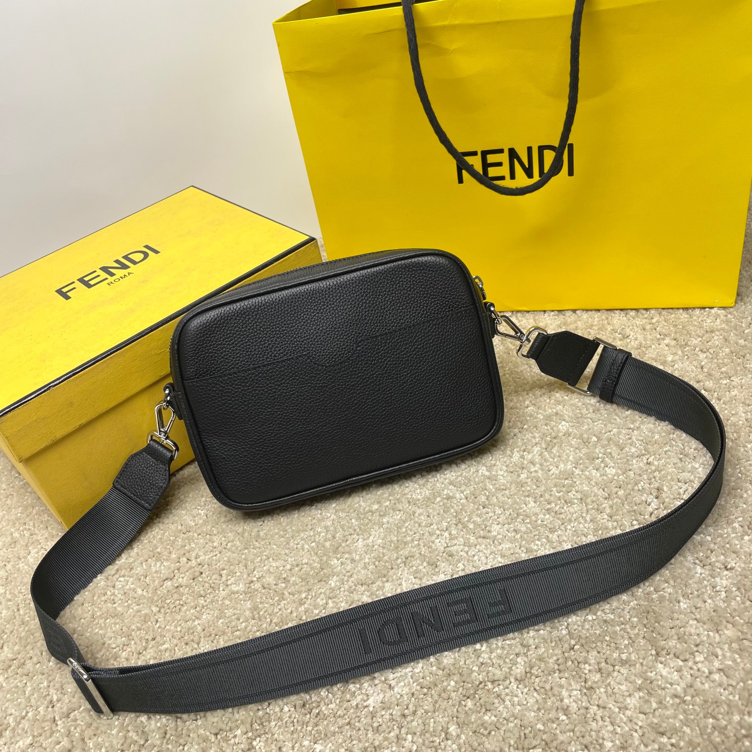 Fendi 独家 开发 百分百头层牛皮 对版做法 干净整洁的做工体现出每一步的用心