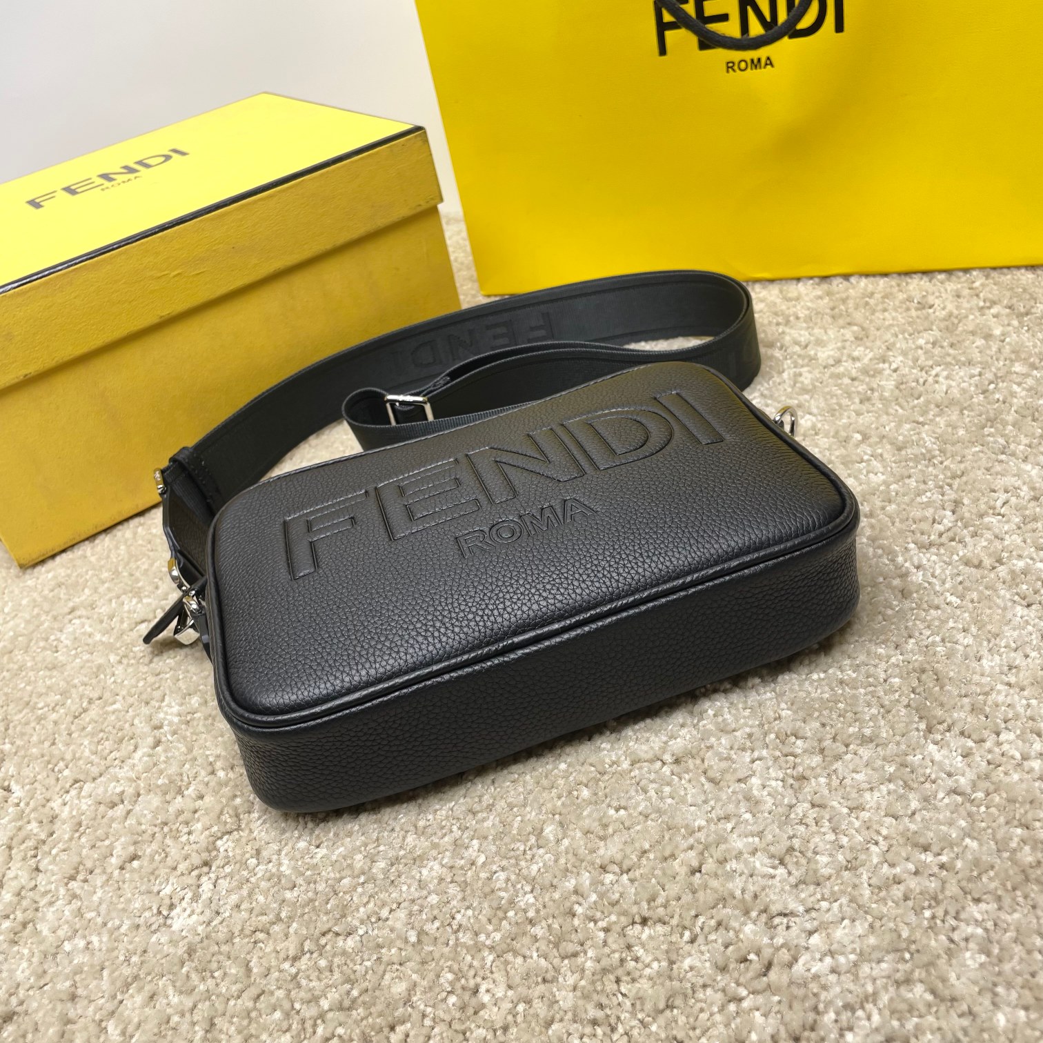 Fendi 独家 开发 百分百头层牛皮 对版做法 干净整洁的做工体现出每一步的用心