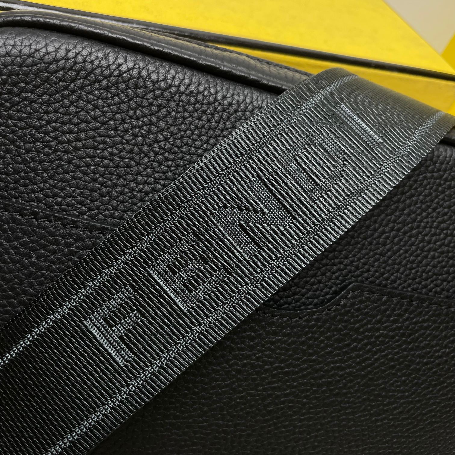 Fendi 独家 开发 百分百头层牛皮 对版做法 干净整洁的做工体现出每一步的用心