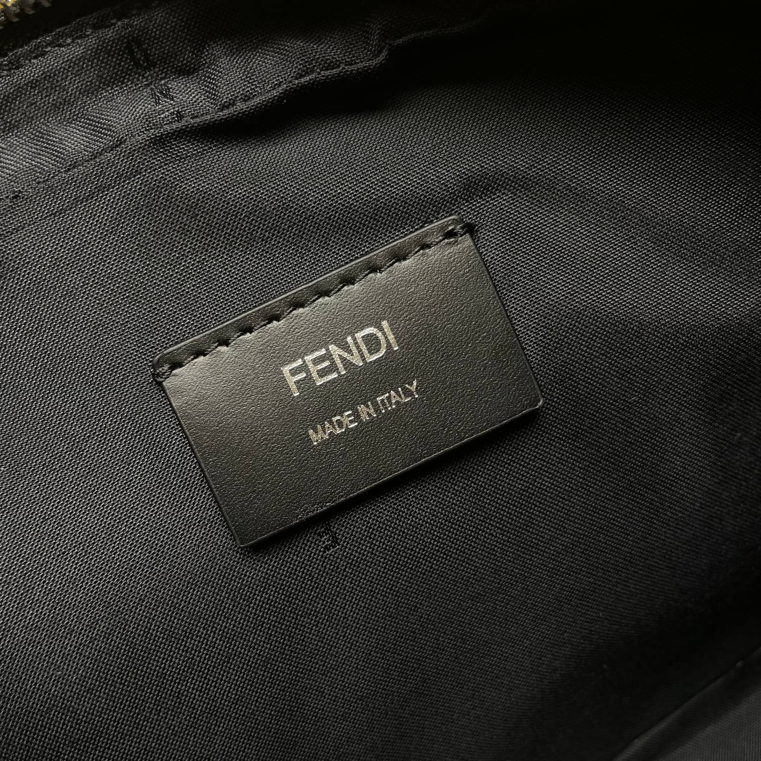 Fendi 独家 开发 百分百头层牛皮 对版做法 干净整洁的做工体现出每一步的用心