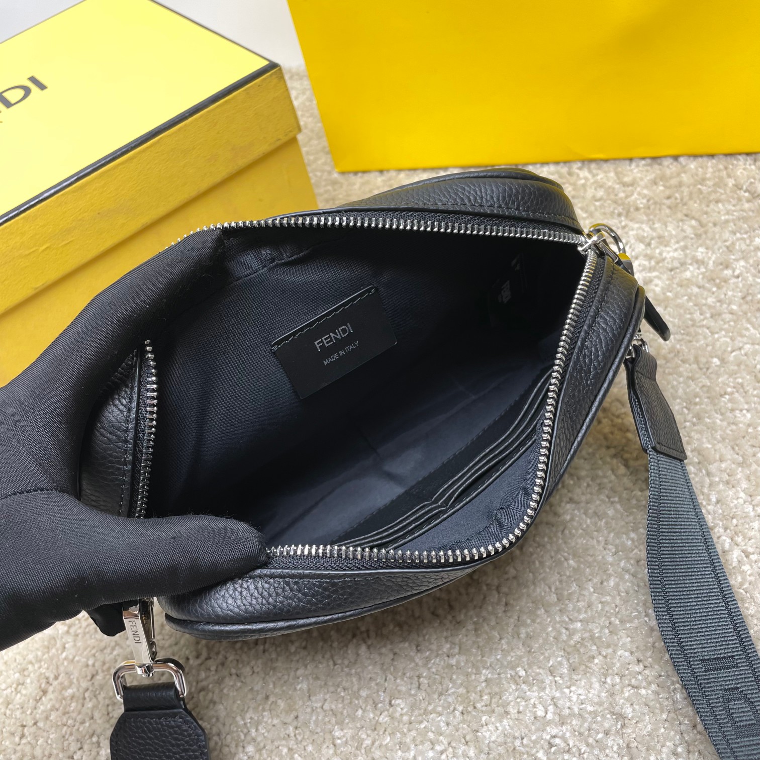 Fendi 独家 开发 百分百头层牛皮 对版做法 干净整洁的做工体现出每一步的用心