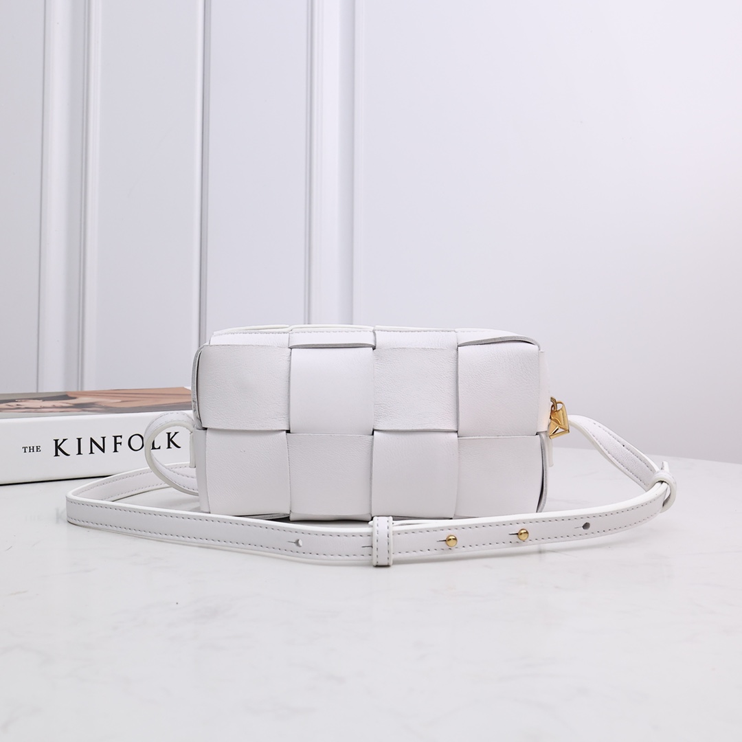 NO:175398,The new product is lazy and casual, the ultimate mystery of the slack feeling. Brick cassette has a unique quiet power, fashionable and yet aura, classic weaving and neutral style, can create a casual high-quality texture, adjustable shoulder straps, and switch randomly with crossbody under the armpit. Although it is small size, it can actually stuff many items with your body, and the weight is also very light. Size 18*9*3.5CM, model number: 6634# White, BV, bottega veneta19860909新品慵懒随意才是松弛感的最终奥义,brick cassette拥有一种独特的安静力量,时髦又不失气场经典编织搭配中性风格 能搭出随性的高级质感 肩带可调节 单肩腋下斜挎随意切换 虽然是小size的,但实际可以塞下很多随身的物件,自重也很轻 尺寸18*9*3.5CM,款号:6634# 白色,BV,bottega veneta,Bag