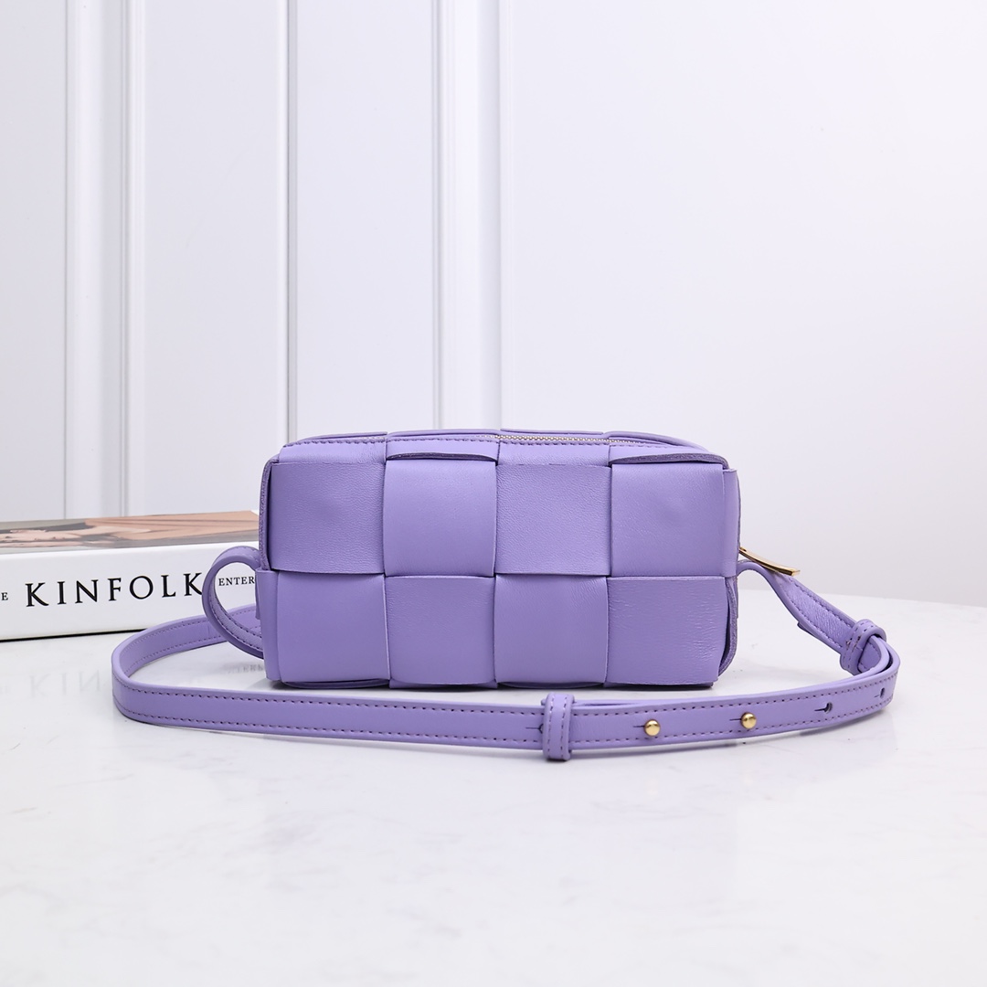 NO:175396,The new product is lazy and casual, the ultimate mystery of the slack feeling. Brick cassette has a unique quiet power, fashionable and yet aura, classic weaving and neutral style, can create a casual high-quality texture, adjustable shoulder straps, and switch at will on one shoulder and armpits. Although it is small size, it can actually stuff many items with your body, and the weight is very light. Size 18*9*3.5CM, model number: 6634# Wisteria, BV, bottega veneta19860909新品慵懒随意才是松弛感的最终奥义,brick cassette拥有一种独特的安静力量,时髦又不失气场经典编织搭配中性风格 能搭出随性的高级质感 肩带可调节 单肩腋下斜挎随意切换 虽然是小size的,但实际可以塞下很多随身的物件,自重也很轻 尺寸18*9*3.5CM,款号:6634# 紫藤色,BV,bottega veneta,Bag