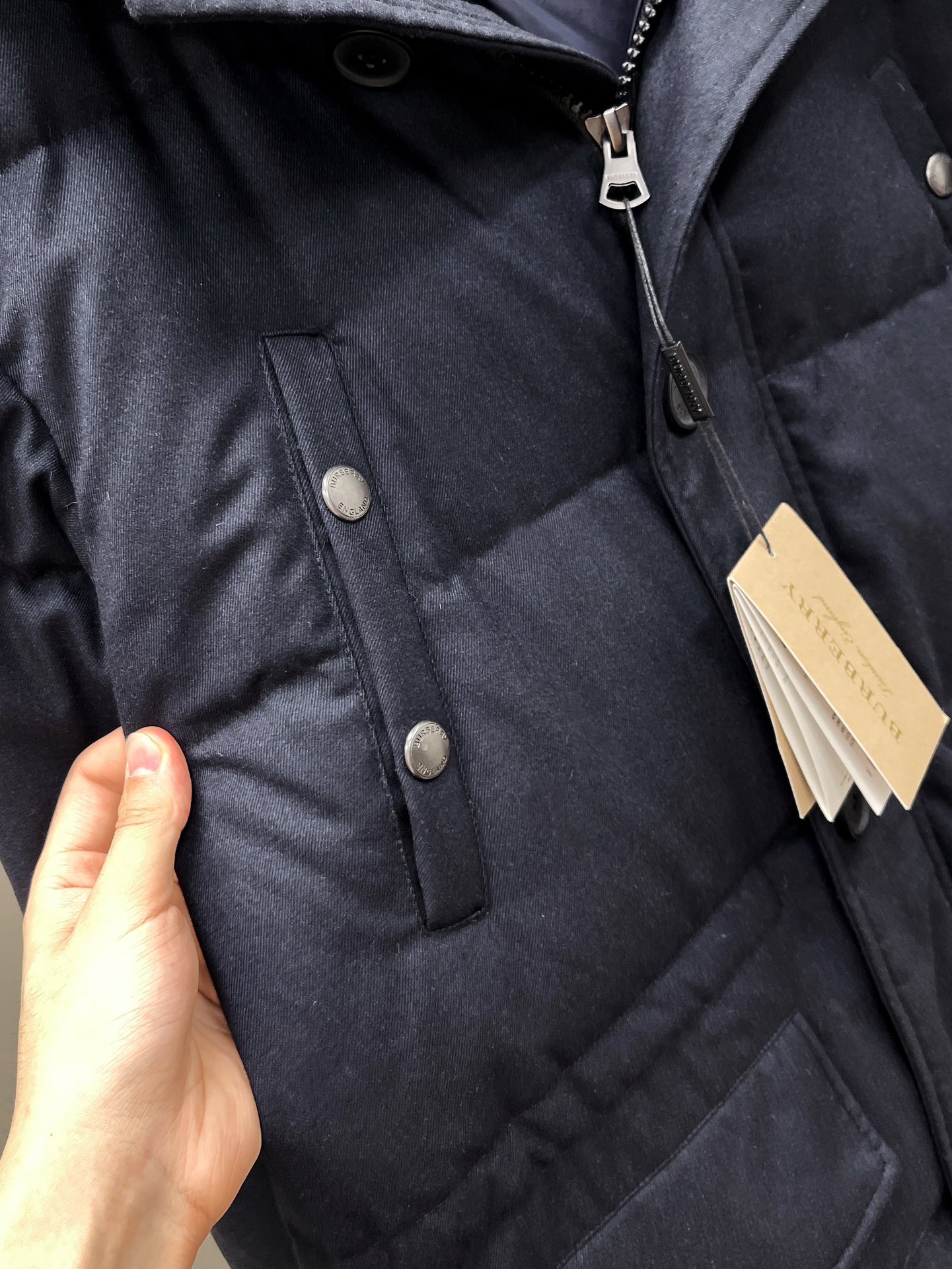 重磅推出独家首发牛货BUR毛呢料中长款连帽羽绒服外套拥有百年历史的经典纯男装品牌硬核级的高奢品作派低调但