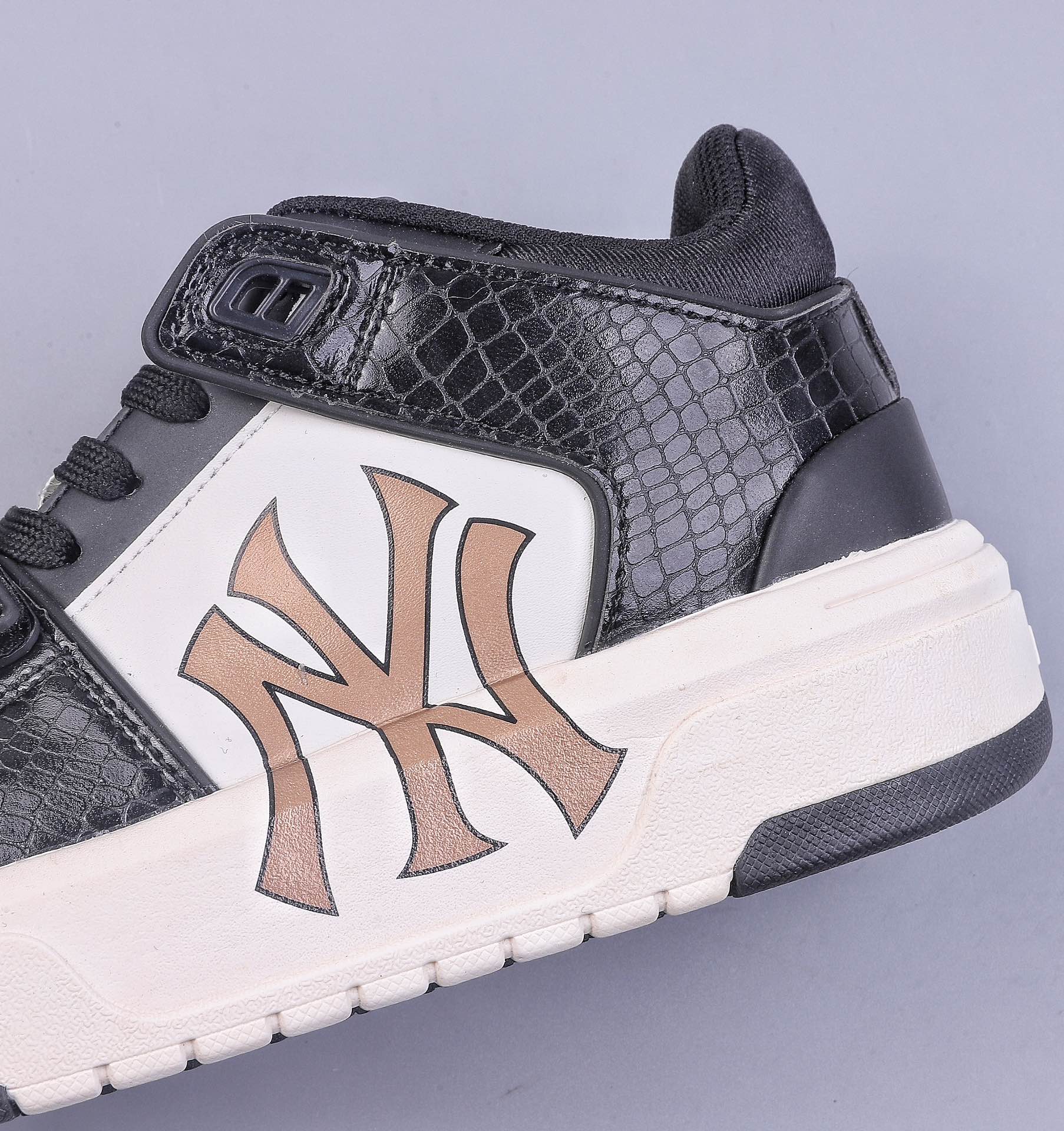 MLB Chunky Liner Basic New York Yankees Mid-cut Dad Shoes